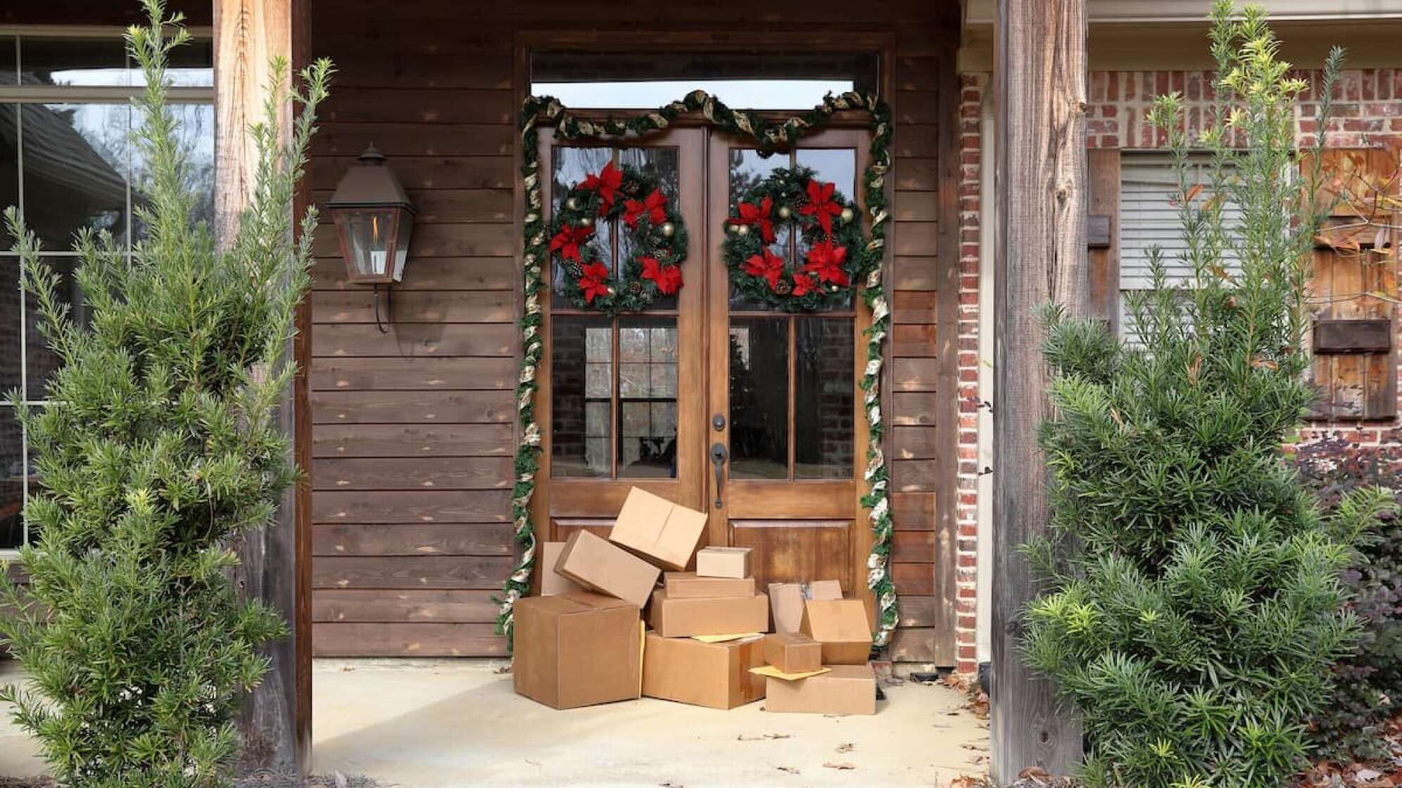 Pakete vor weihnachtlicher Tür