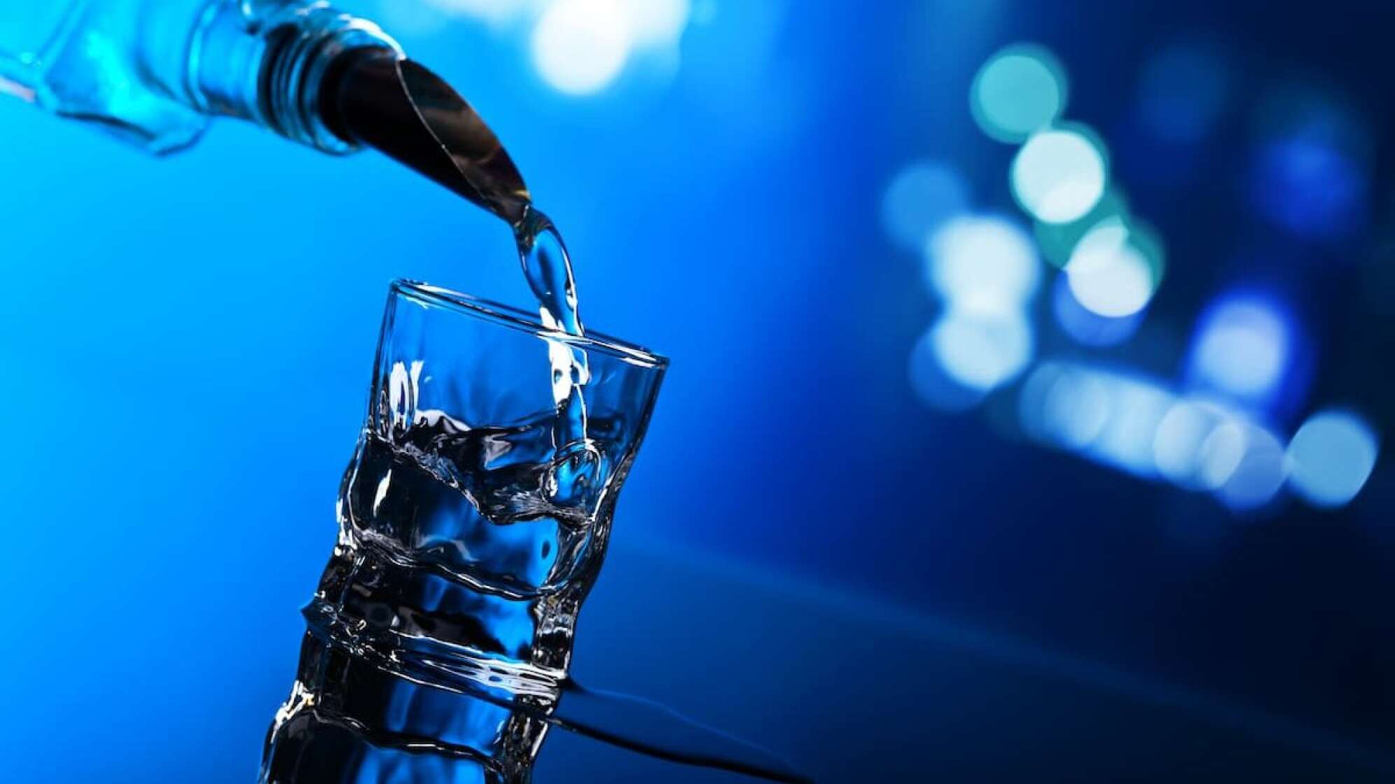 Wodka wird ins Glas eingeschenkt