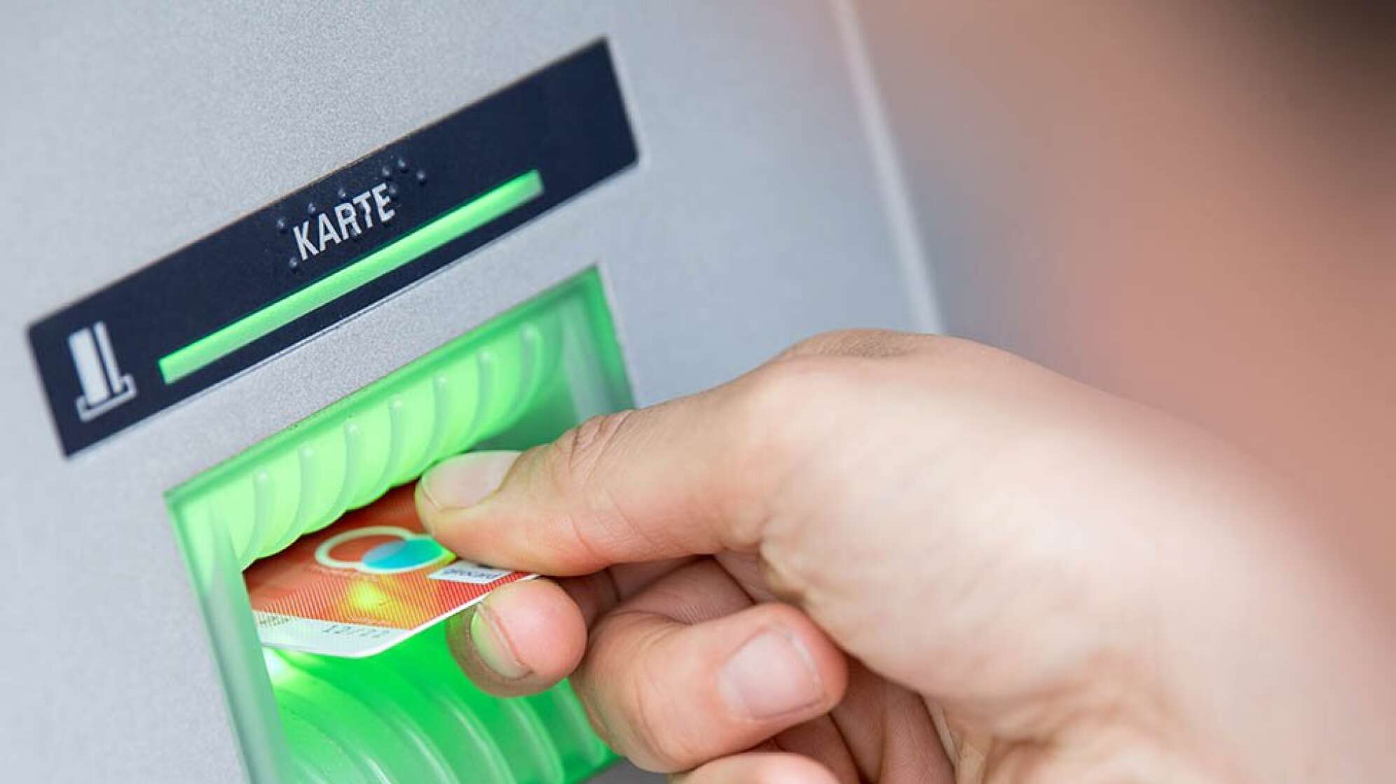 Eine Geldautomat, an dem Geld abgehoben wird