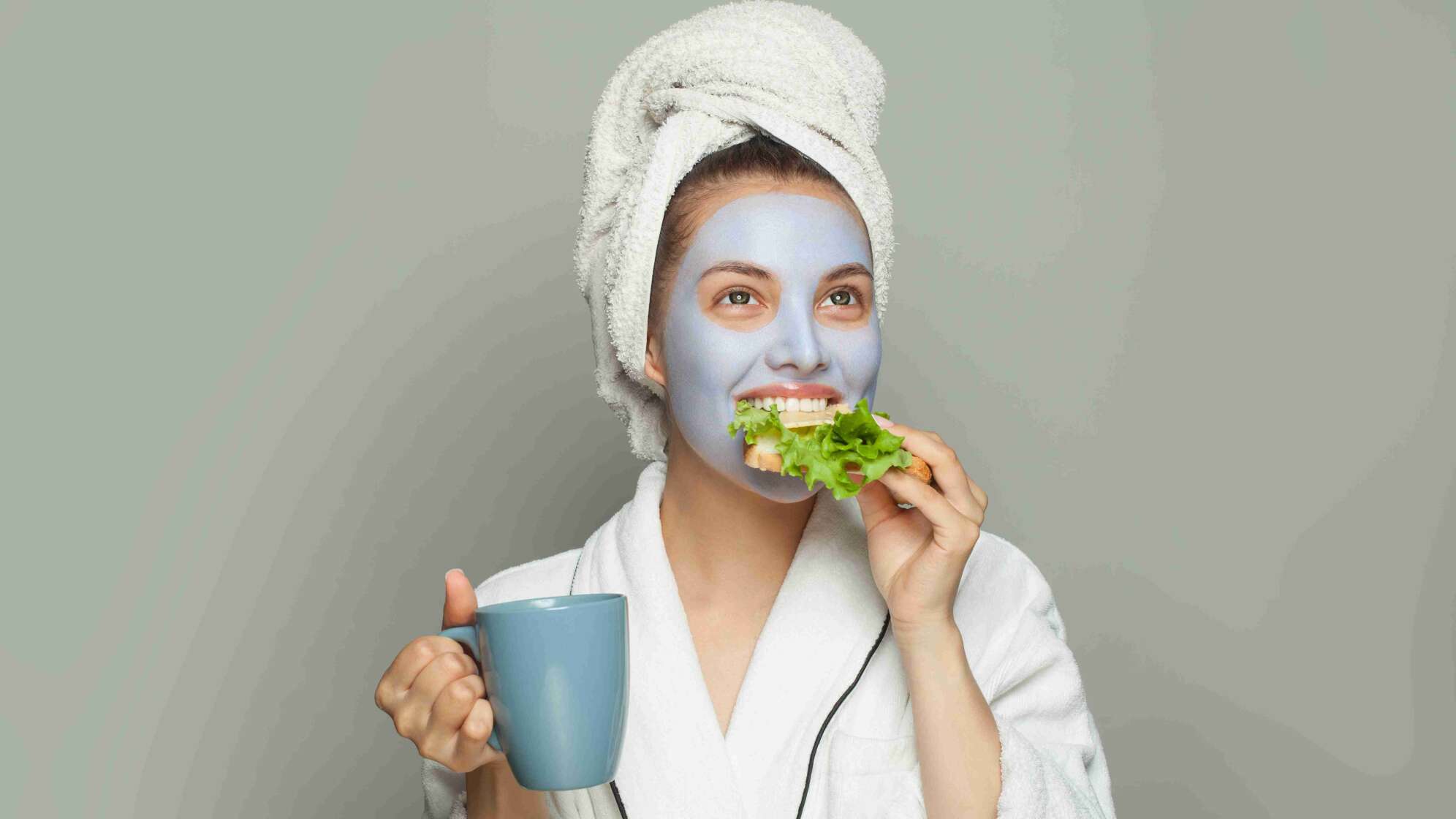 Frau mit Gesichtsmaske