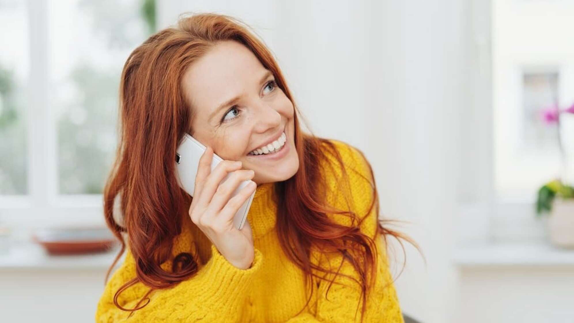 Rothaarige Frau beim Telefonieren