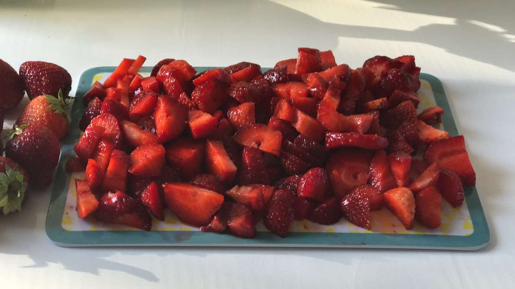 Mango-Erdbeer-Bowle