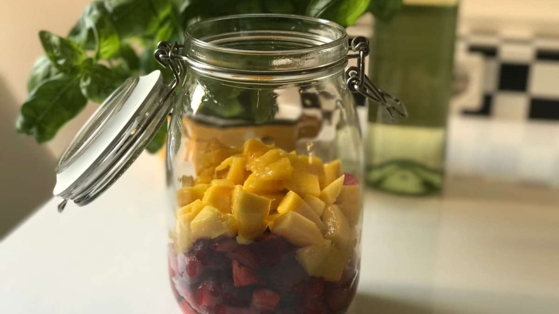 Mango-Erdbeer-Bowle