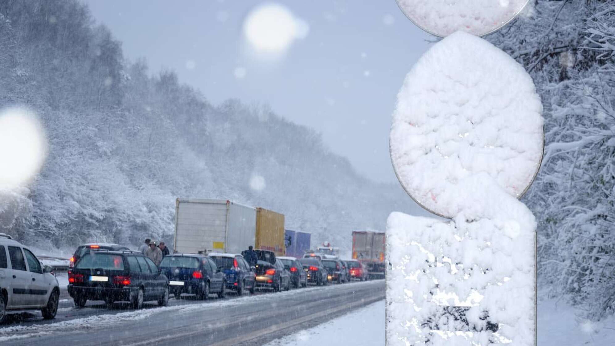 Autos auf verschneiten Straßen