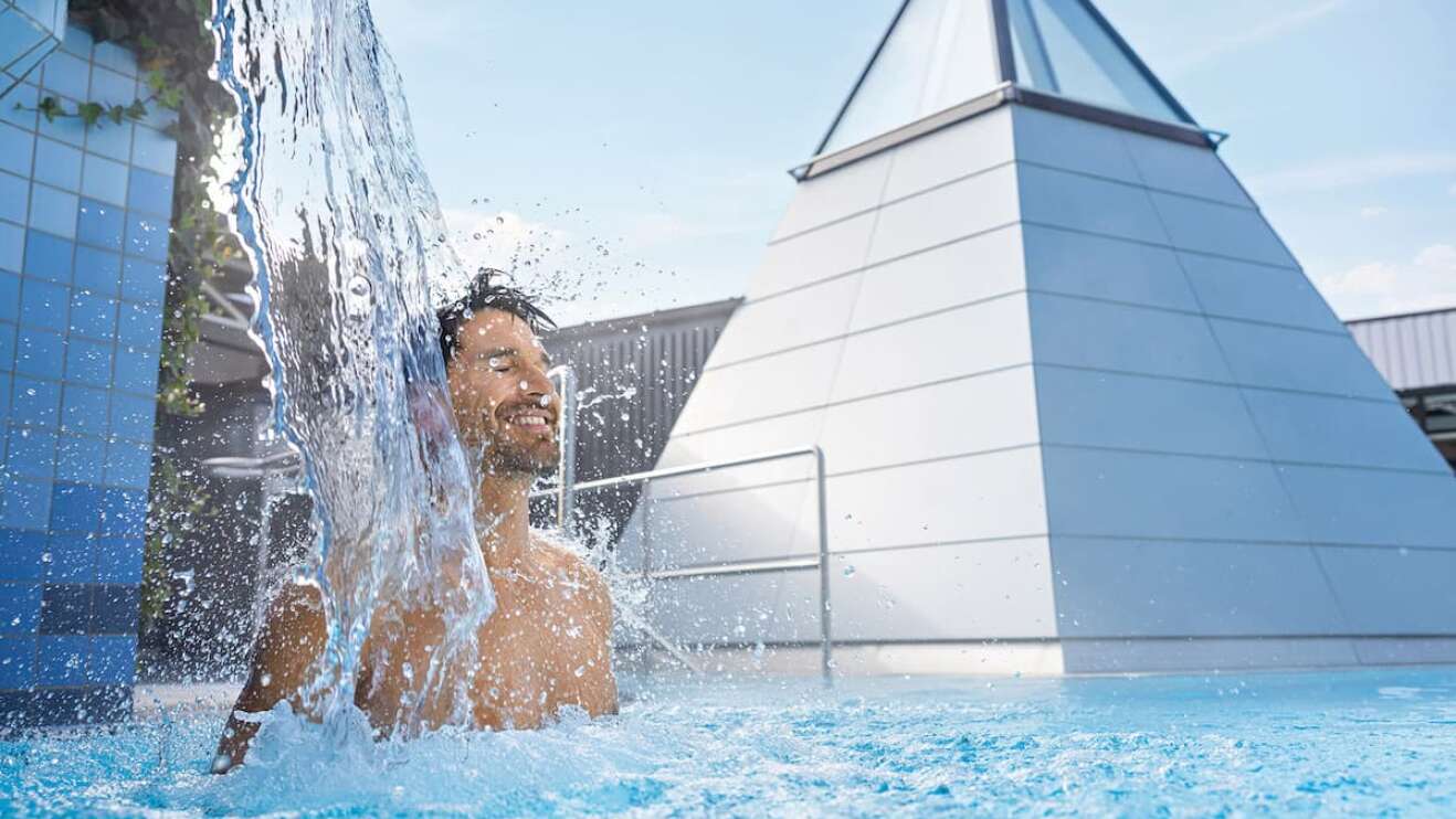 Hüllenloses Badevergnügen in der Saunawelt im Vitarium in drei Thermalwasserbecken