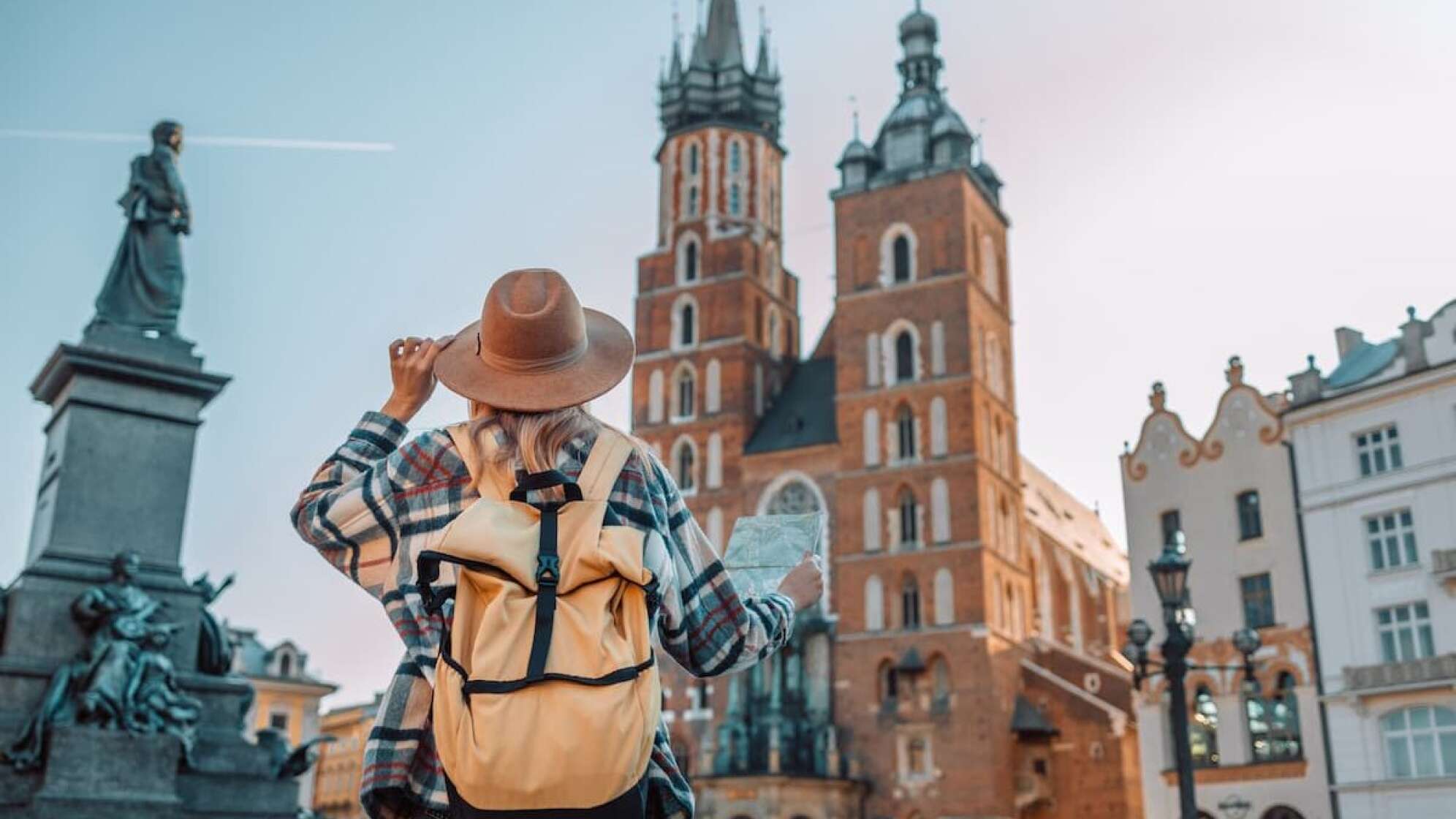 Frau mit Stadtkarte in der Stadt