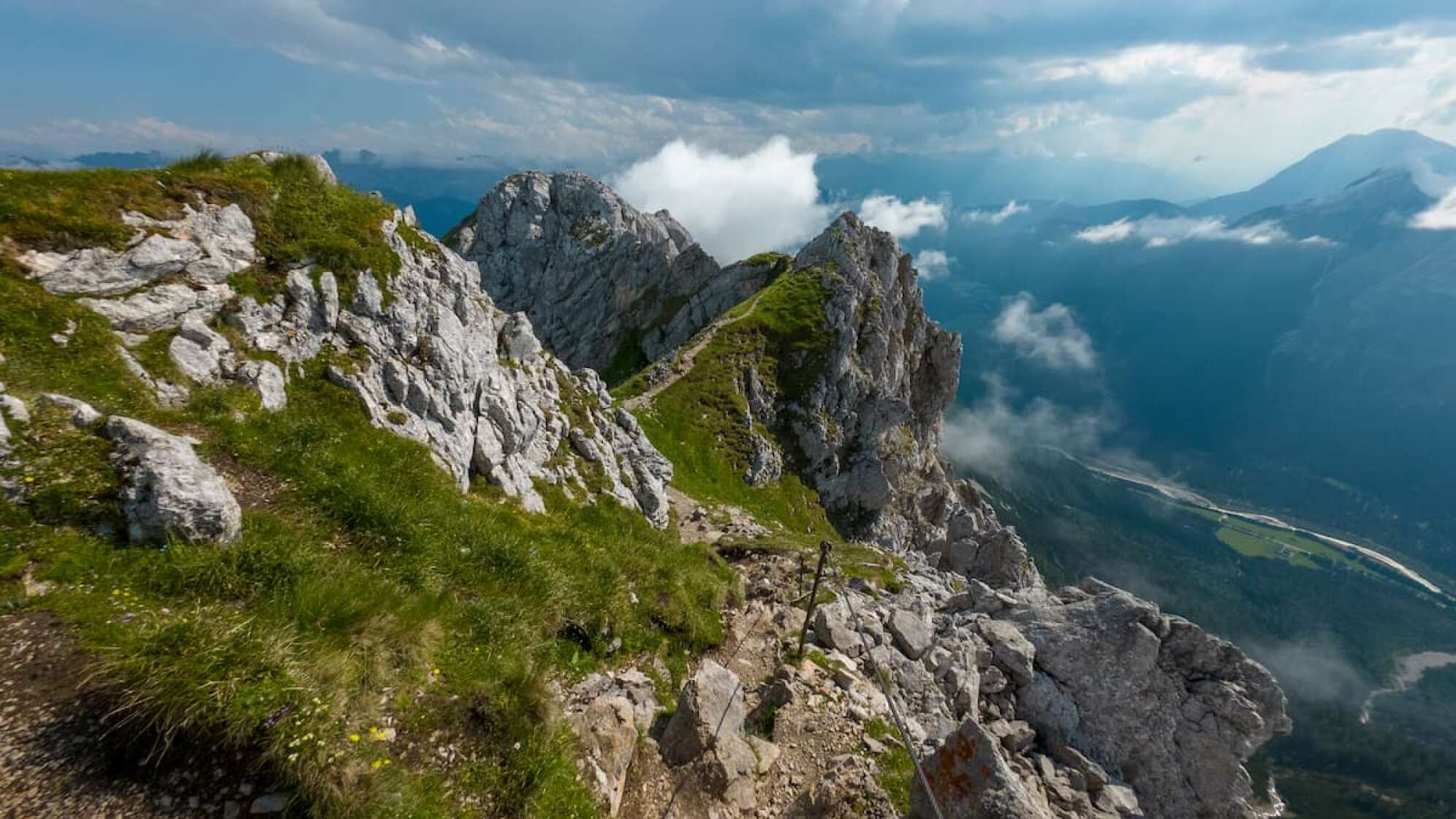 Ein Klettersteigset sollte beim Laufen des Mittenwalder Höhenwegs nicht fehlen