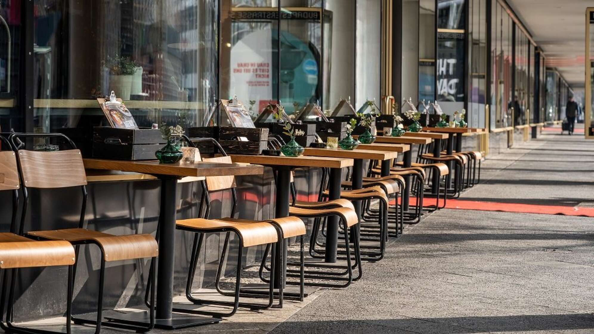 Stühle vor einem Restaurant