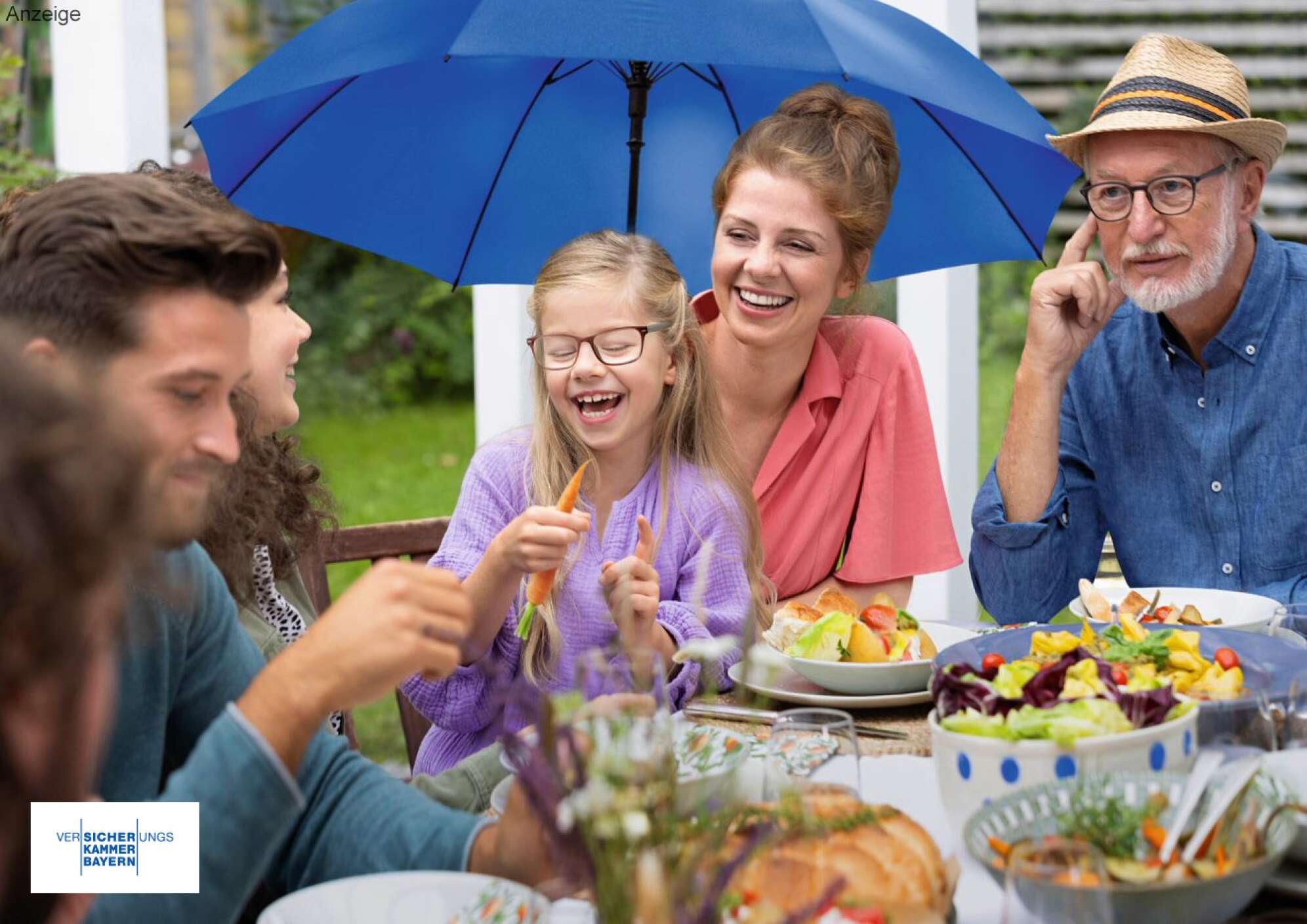Eine Familie am Esstisch