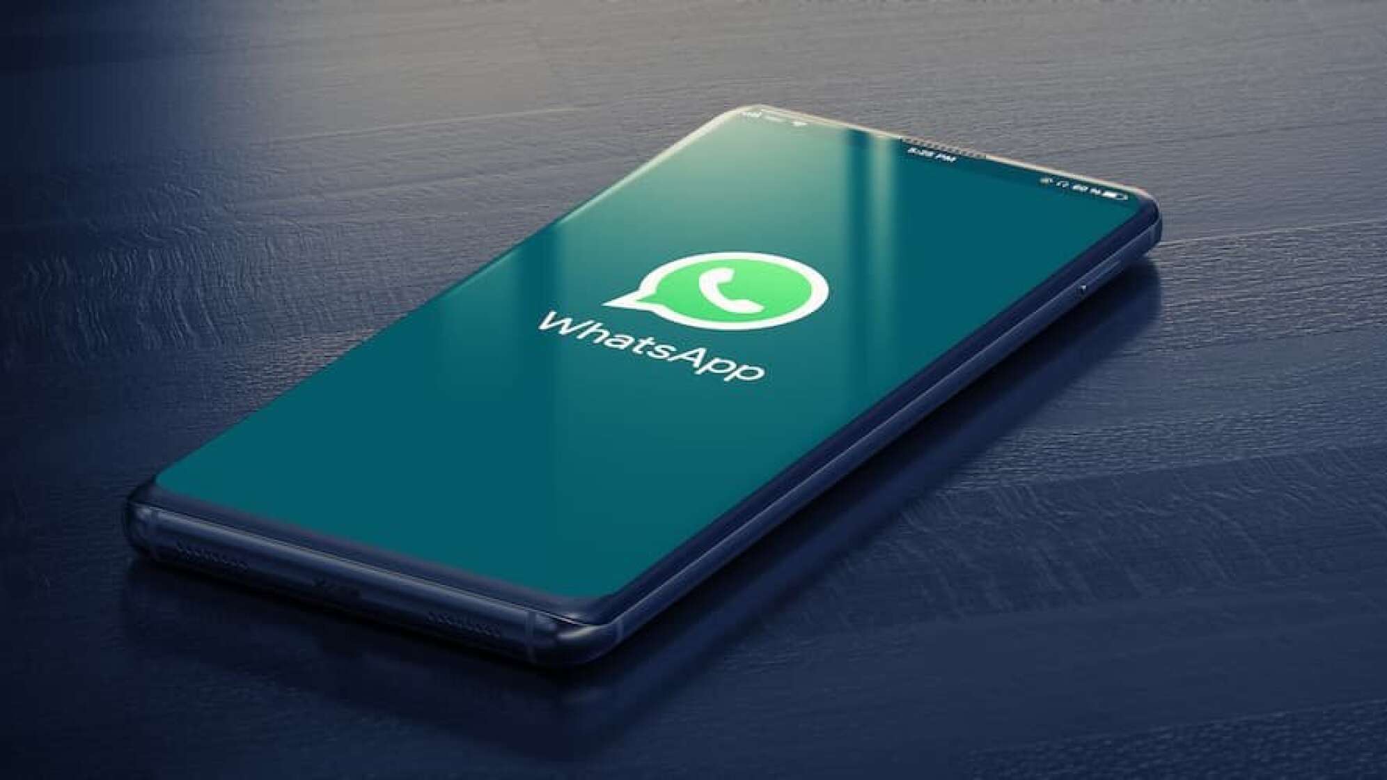 Handy mit WhatsApp Logo