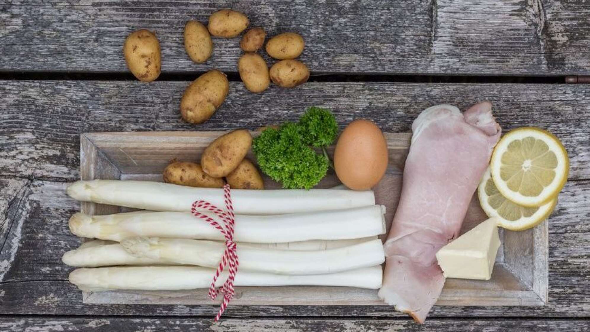 Spargel mit Kartoffeln und Schinken