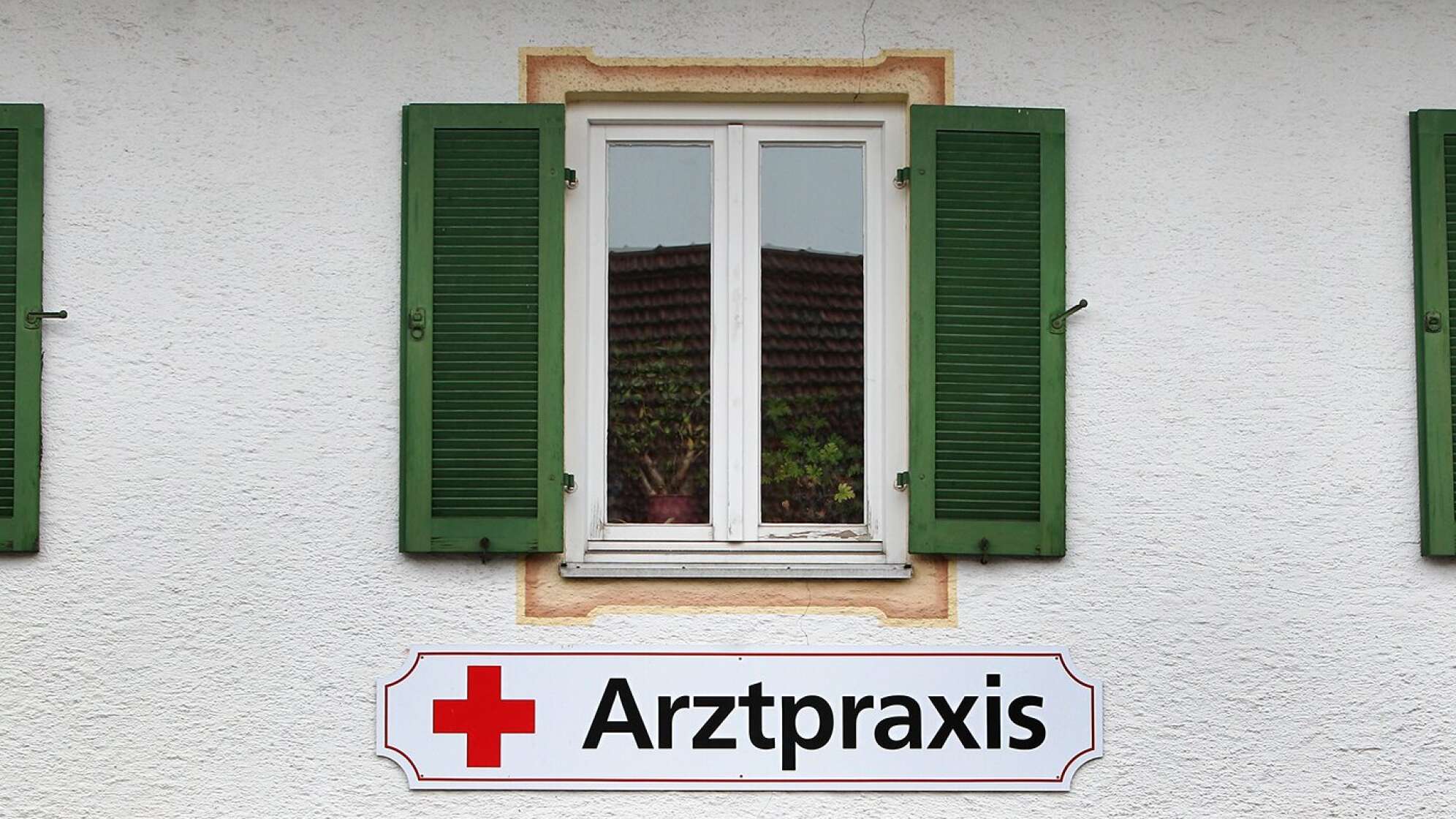 Das Schild einer Arztpraxis