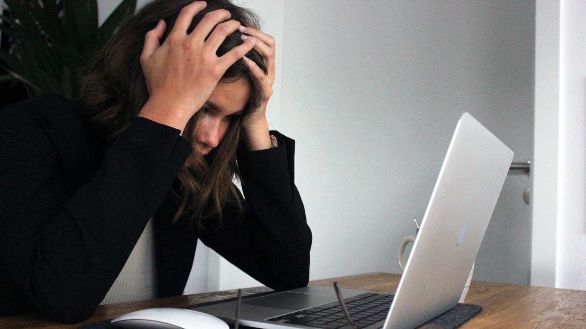 Eine Frau vor einem Laptop