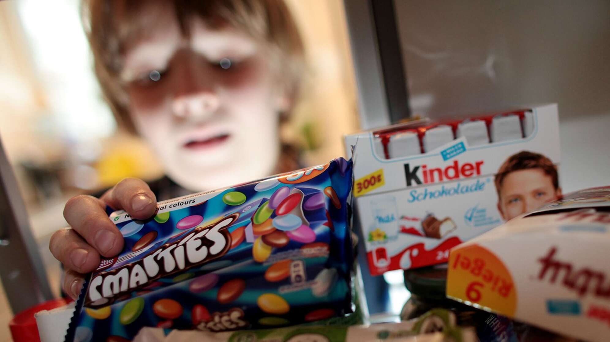 Ein Kind, dass sich Süßigkeiten nimmt