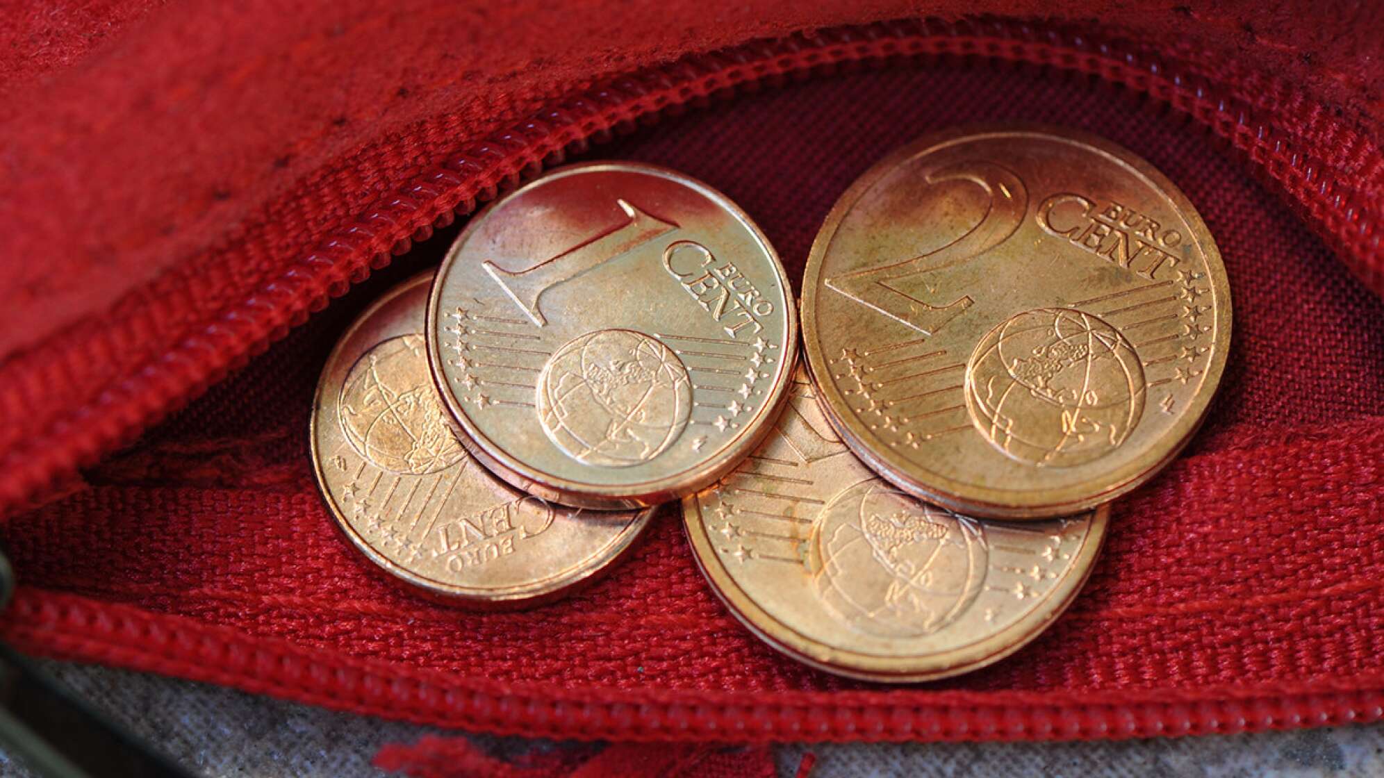 Offener Geldbeutel mit mehreren Cent-Stücken