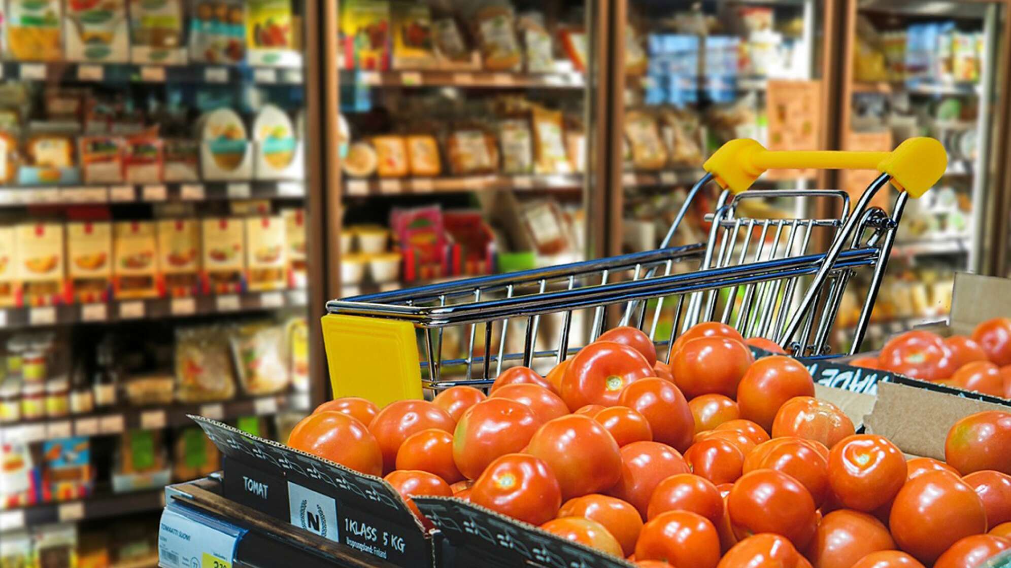 Kiste mit Tomaten in einem Supermarkt