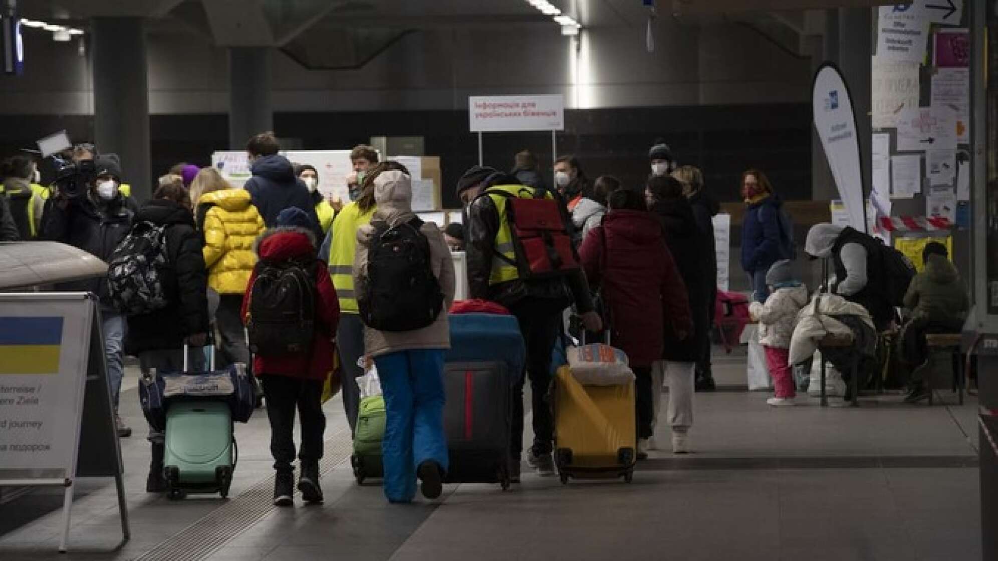 Flüchtlinge aus der Ukraine gehen zu einer Sammelstelle
