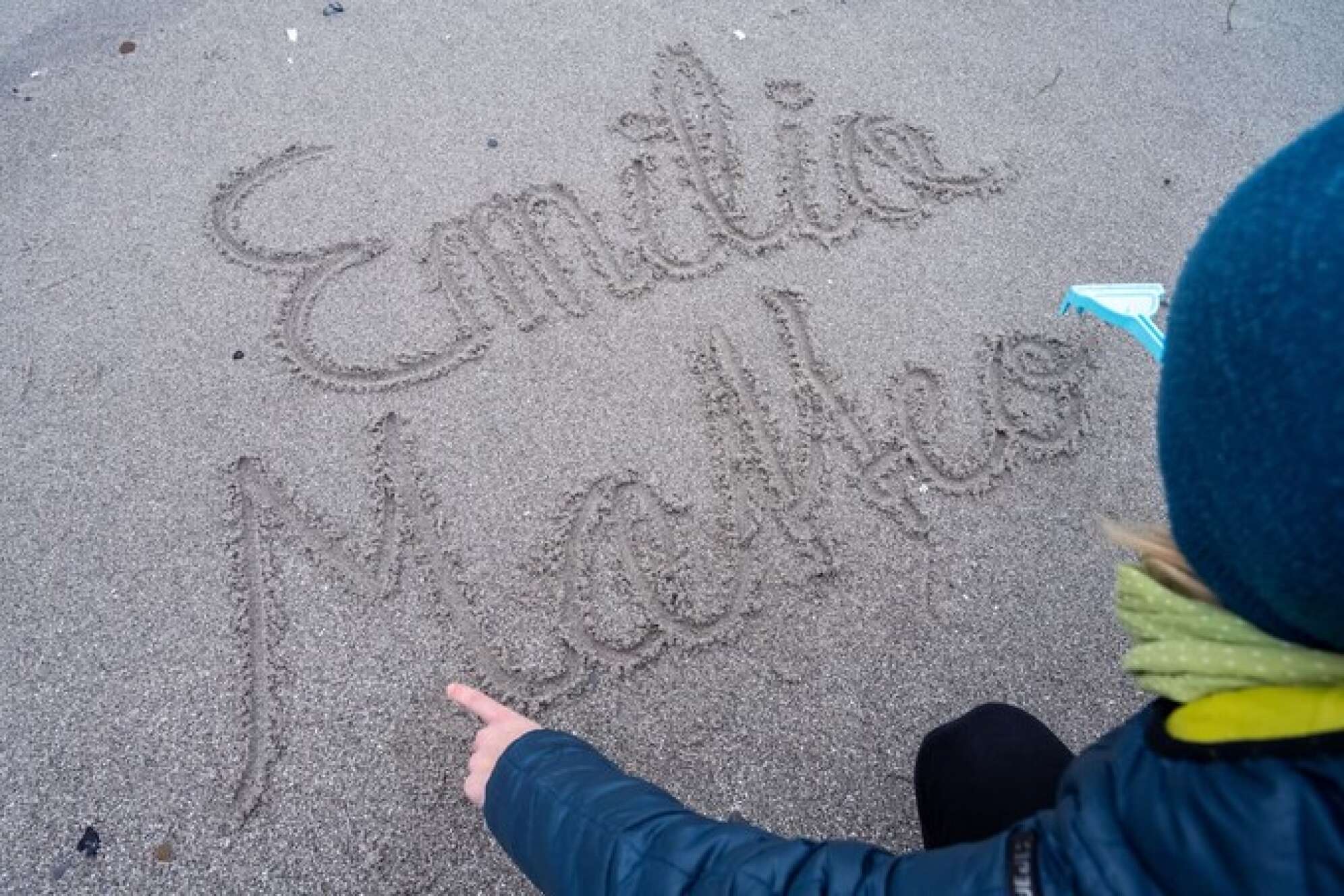 Emilia und Matteo im Sand