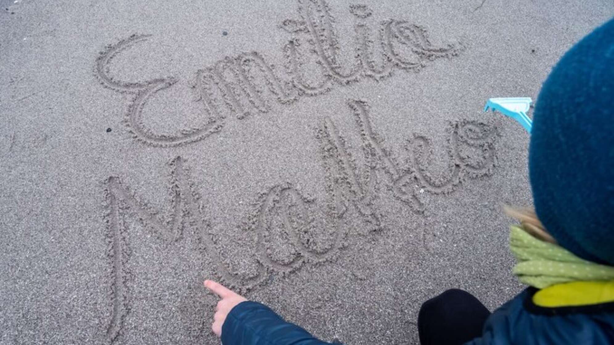 Emilia und Matteo im Sand