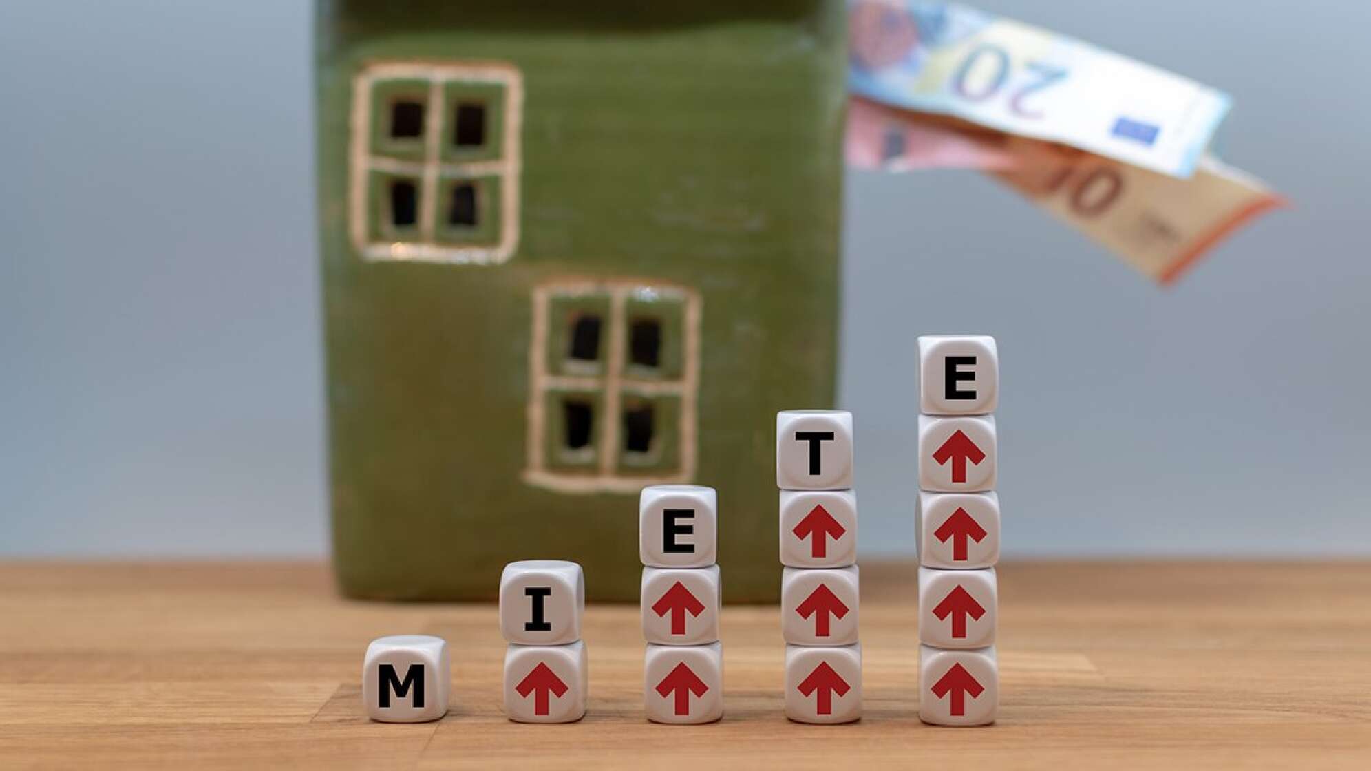 Würfel mit der Aufschrift "Miete"