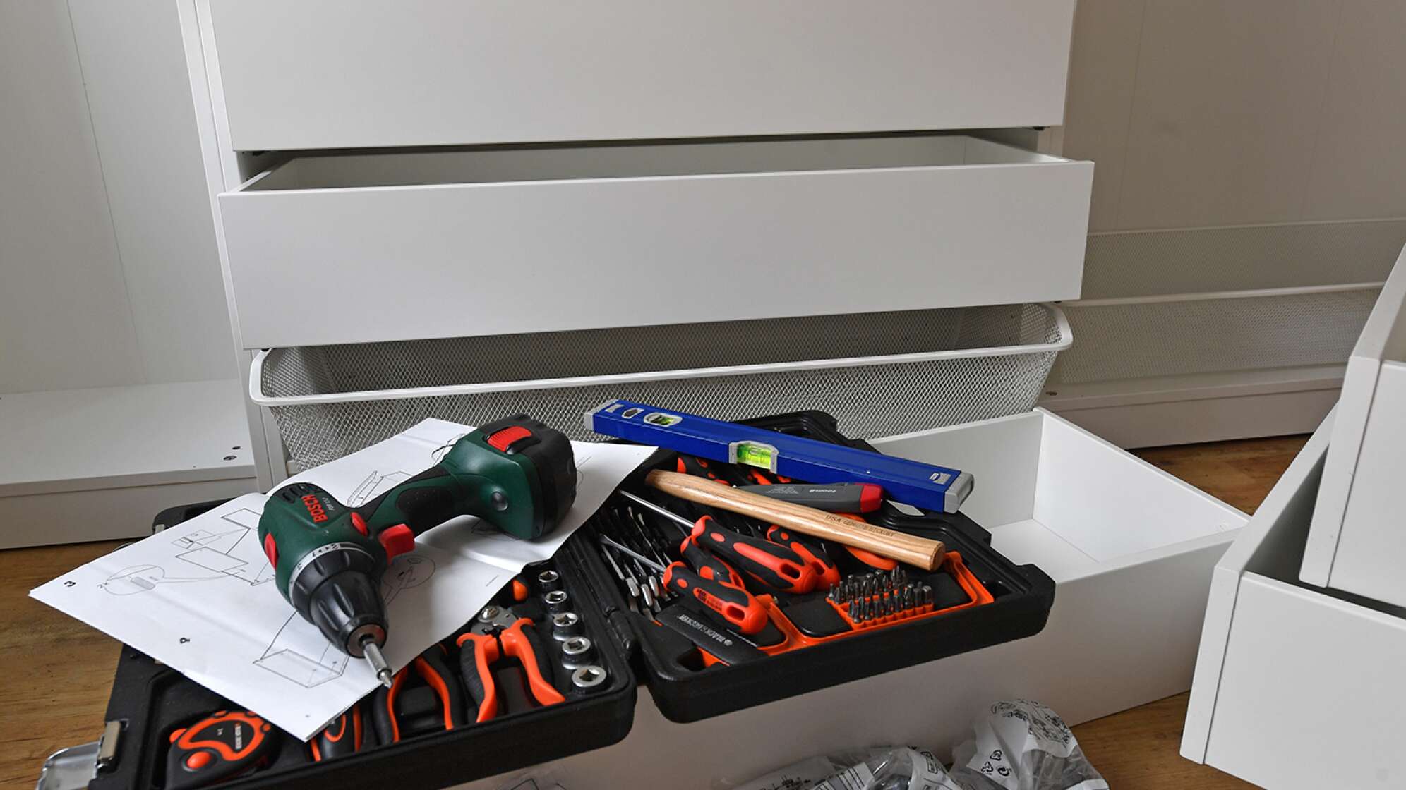 Ein Werkzeugkasten und ein Schrank im Hintergrund