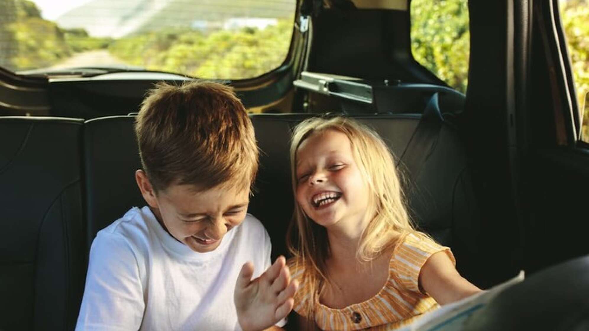 Kinder lachen im Auto