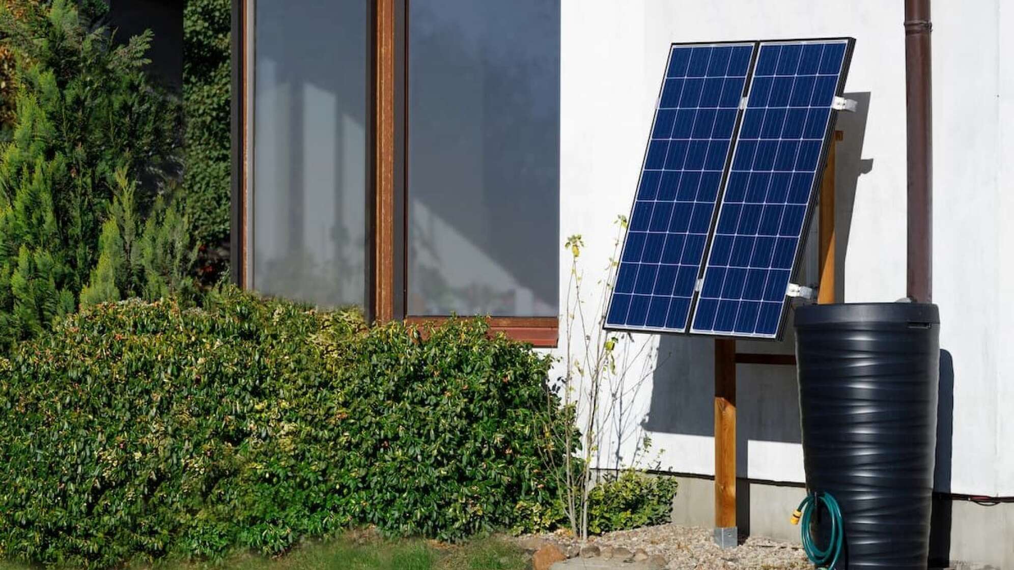 Eine Solar-Anlage in einem Garten