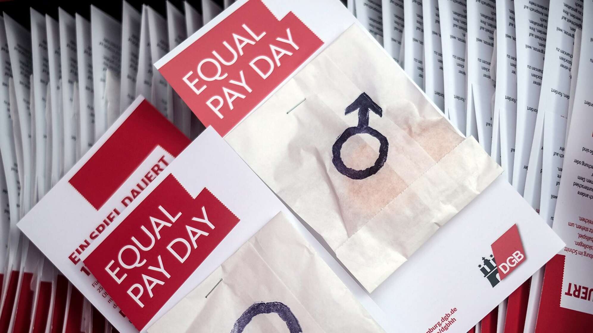 Flyer mit der Aufschrift: "Equal Pay Day"
