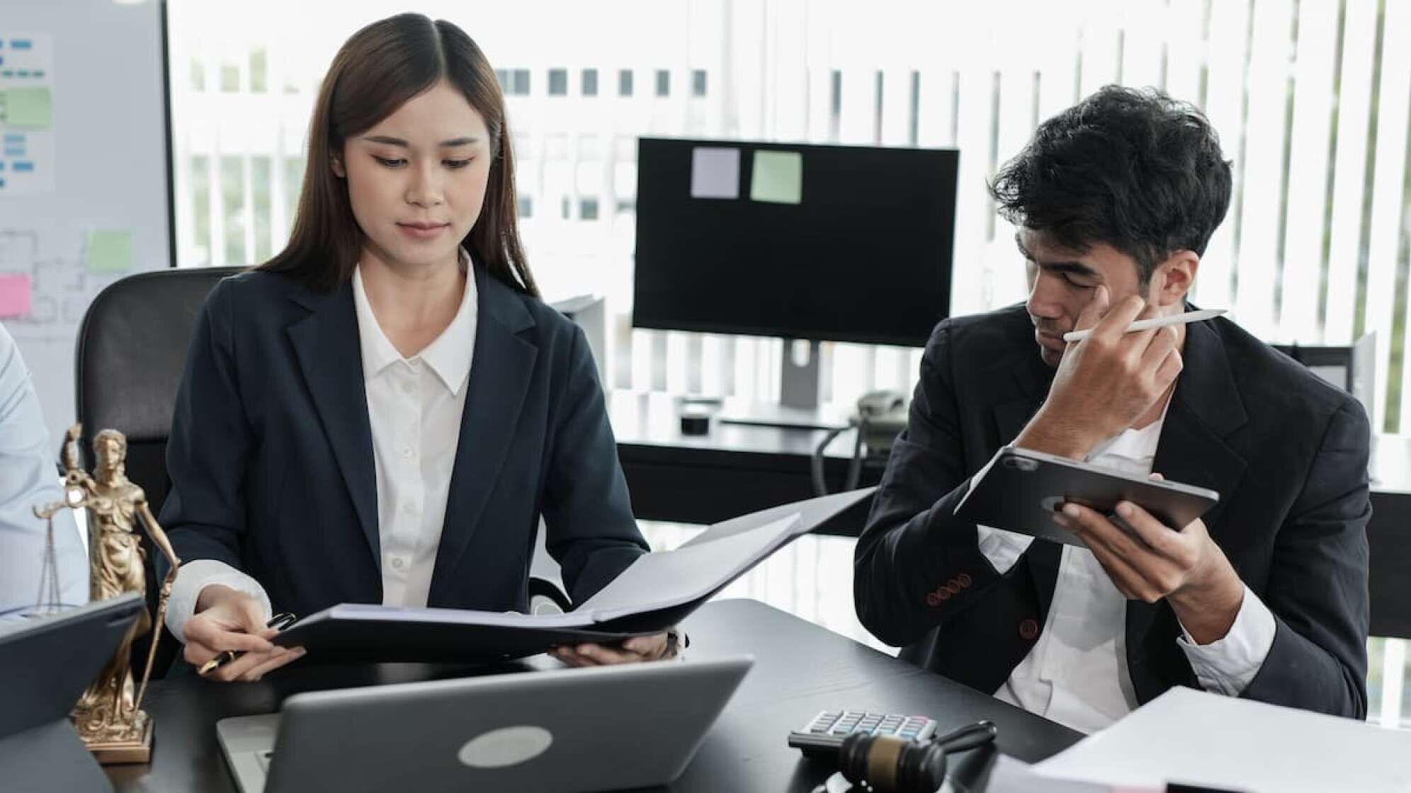 Ein Mann und eine Frau am Arbeitsplatz