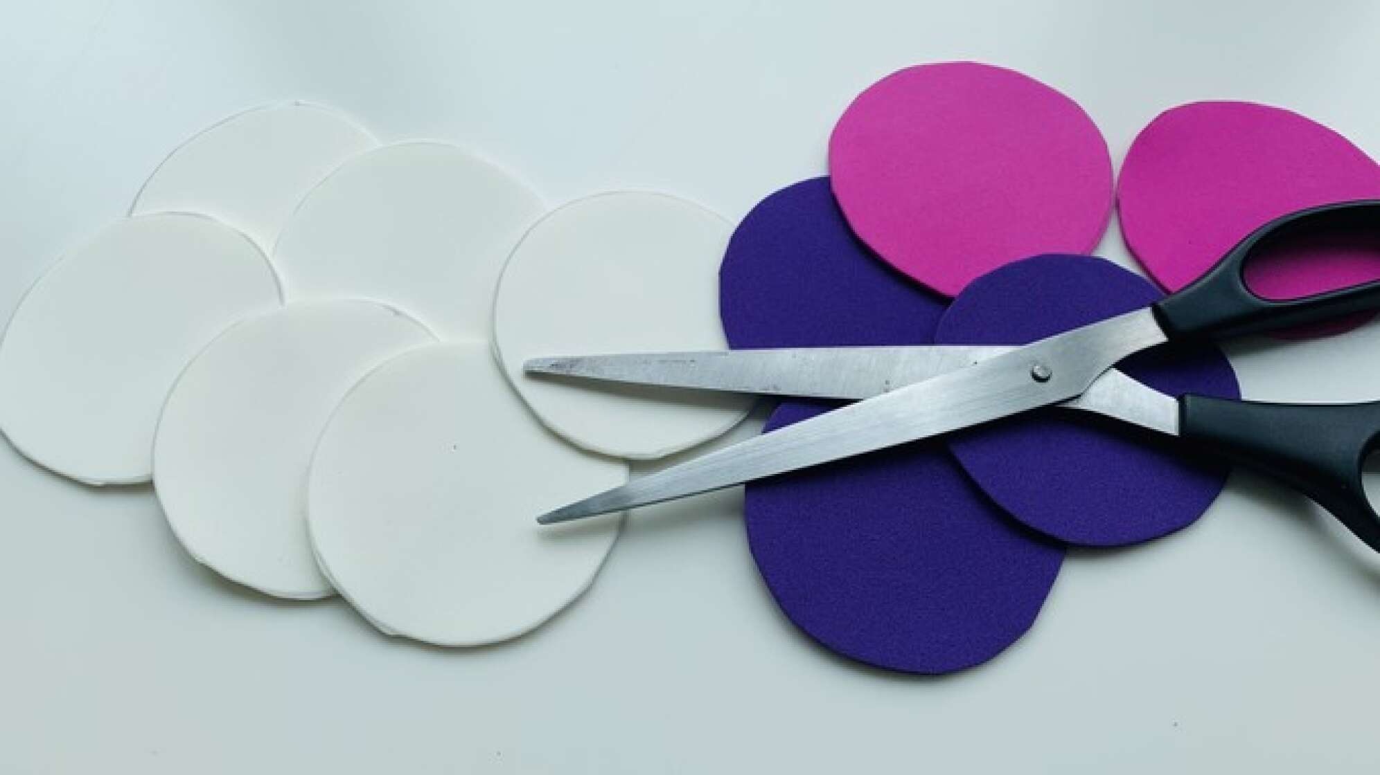 zehn weiße Kreise, drei lila Kreise und zwei rosafarbene