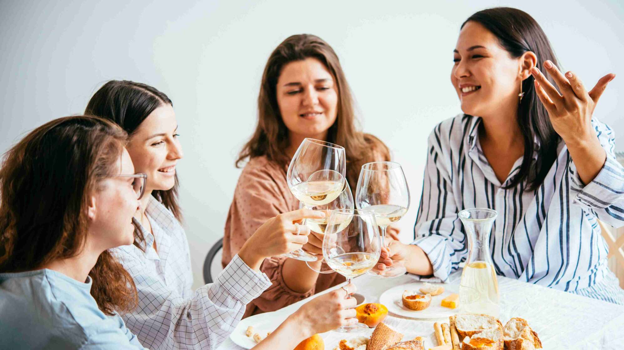 Frauen trinken Wein am Tisch