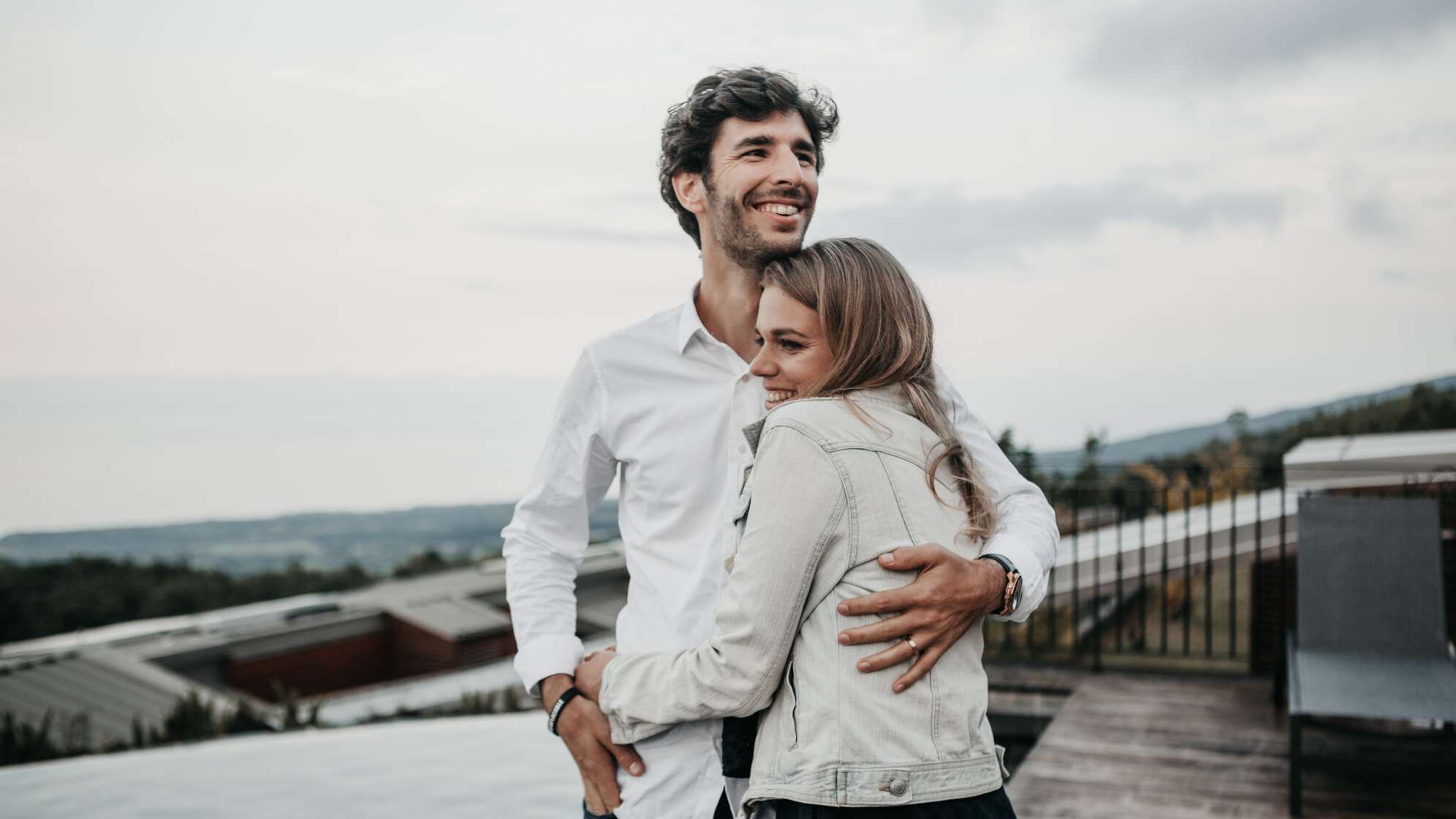 Ein Mann und eine Frau, die sich umarmen