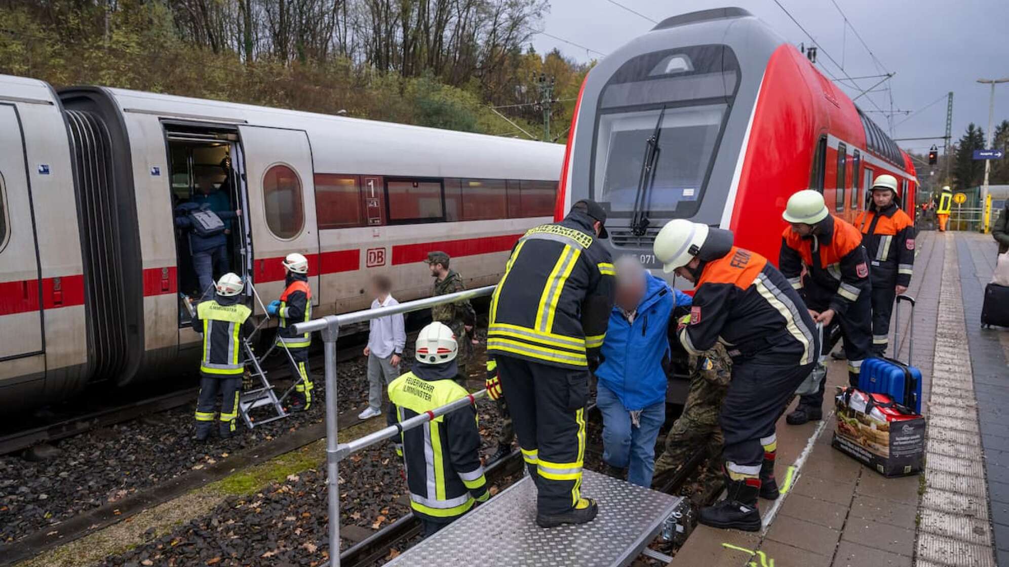 Unfall zwischen ICE und Regionalzug - mehrere Verletzte