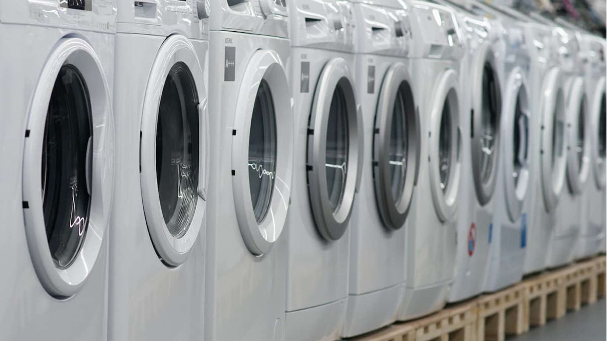 Mehrere Waschmaschinen stehen in einer Reihe