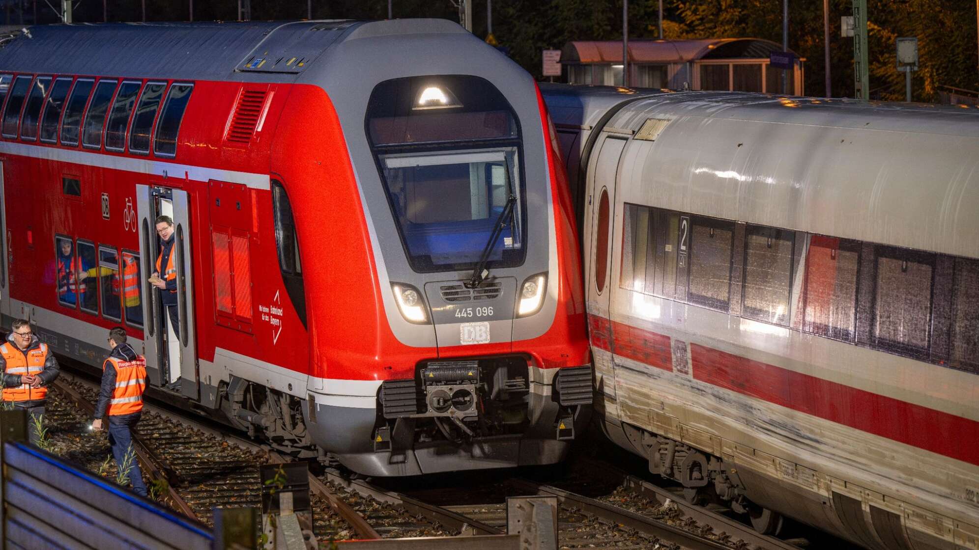 Unfall zwischen ICE und Regionalzug