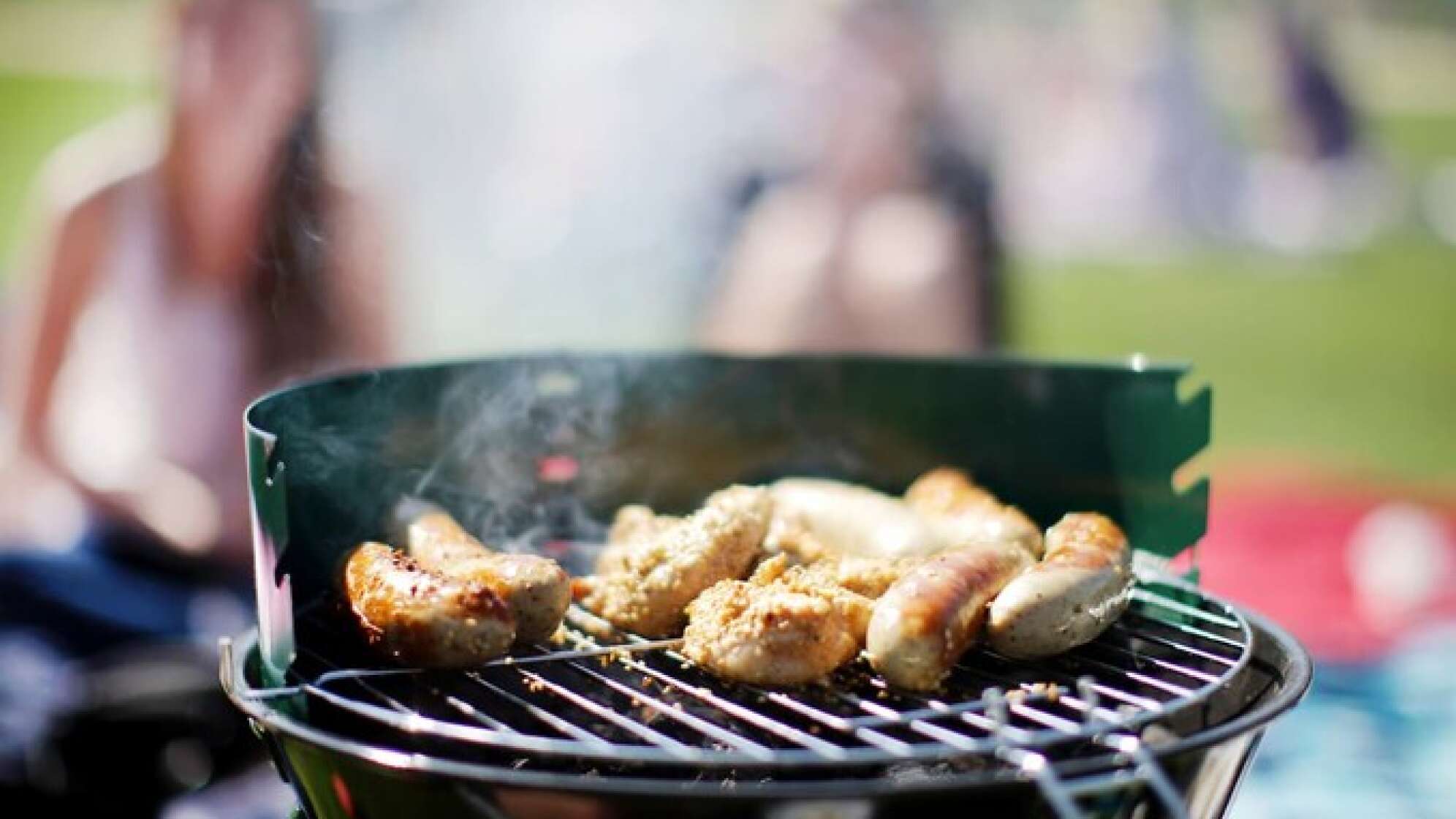 Würstchen brutzeln auf dem Grill