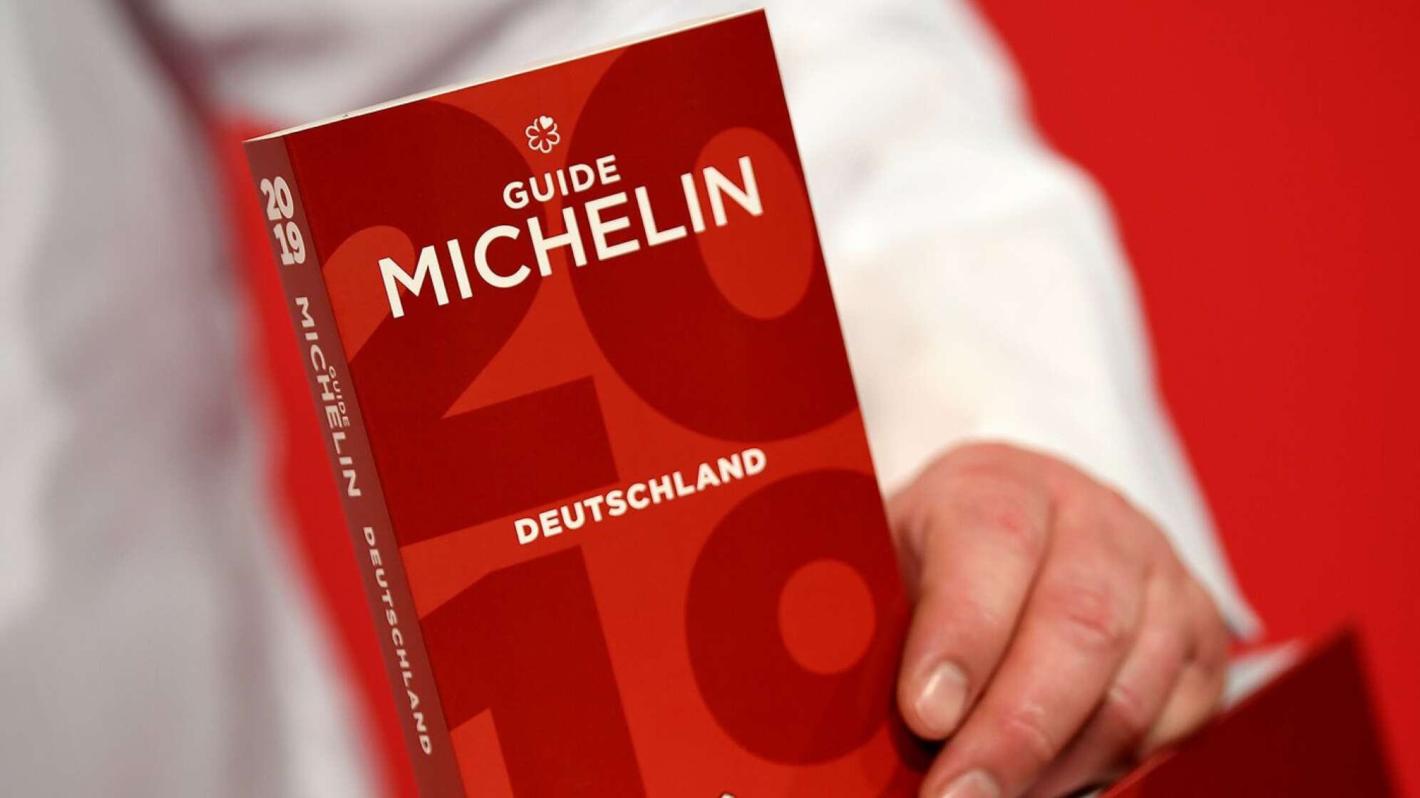 Ein Buch mit der Aufschrift: Guide Michelin