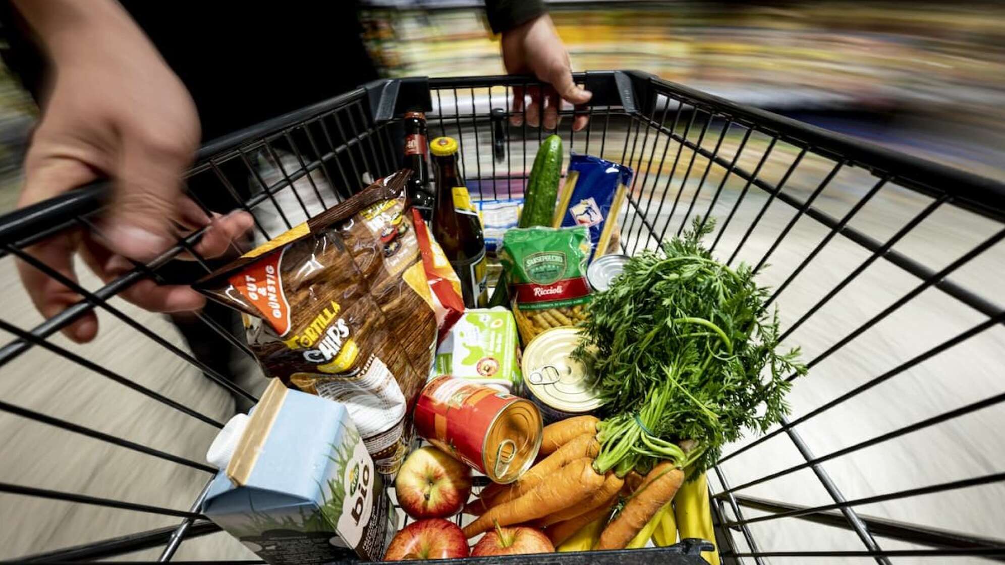 Ein Einkaufswagen mit Lebensmitteln in einem Supermarkt