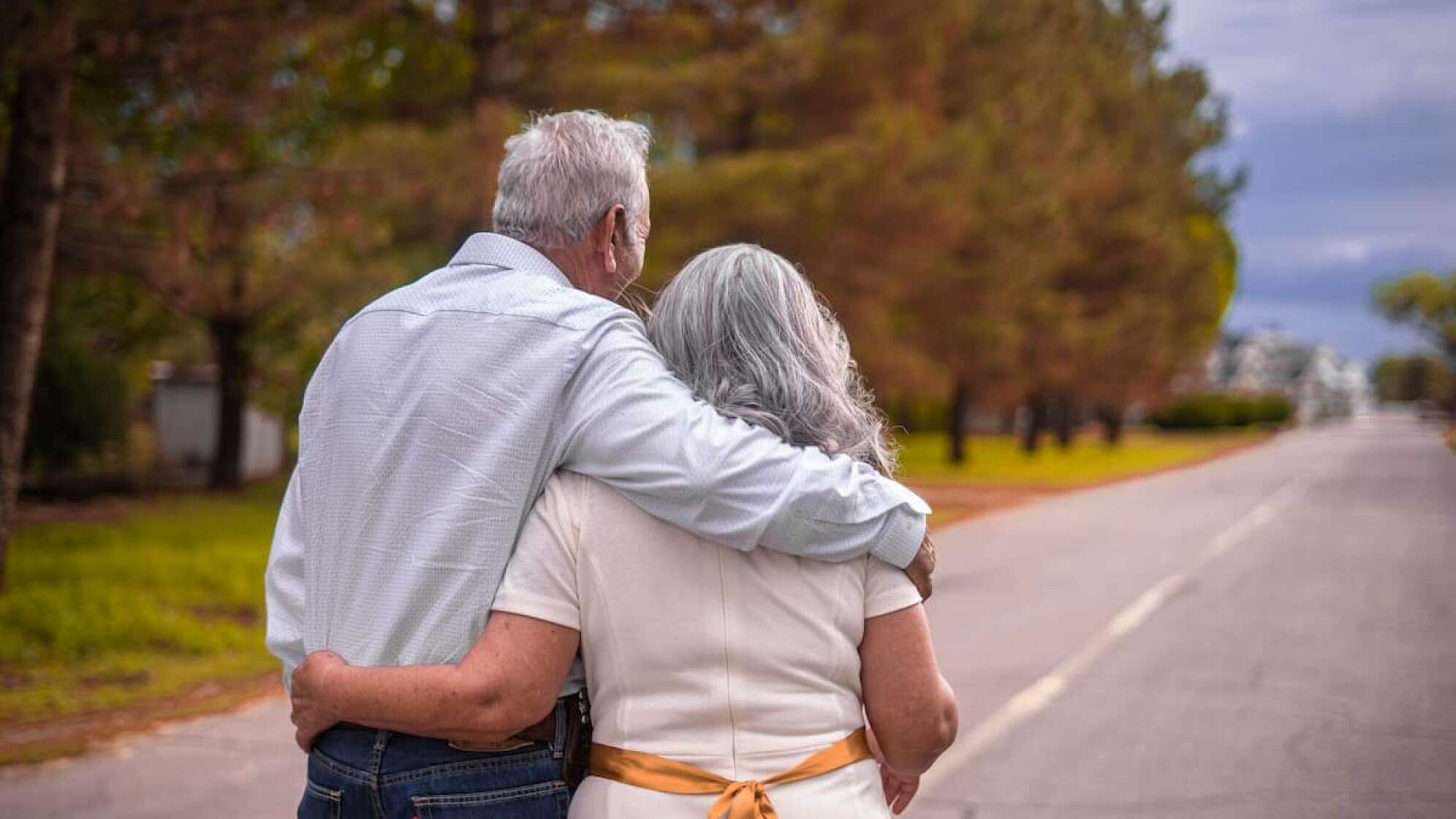 Ein altes Paar, die sich in den Armen Halten