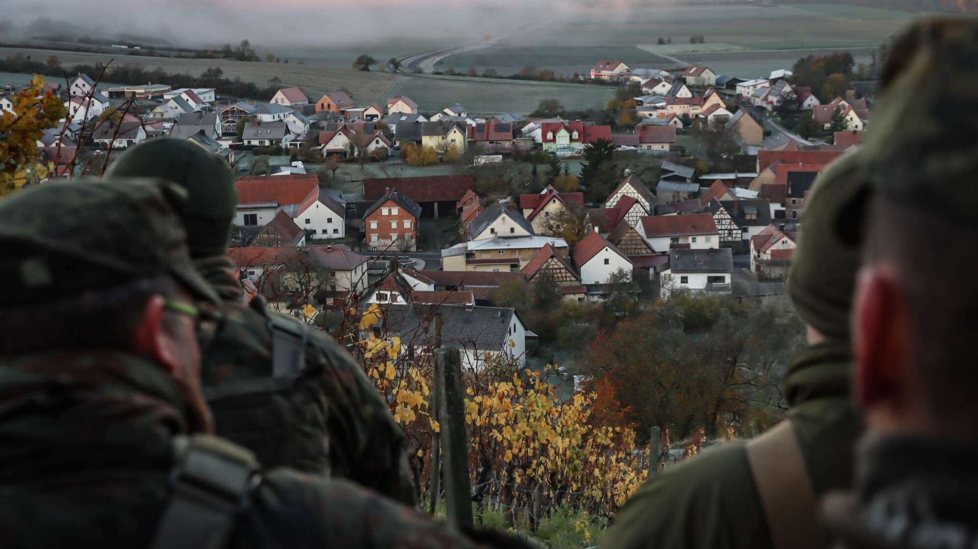 Soldaten im Manöver