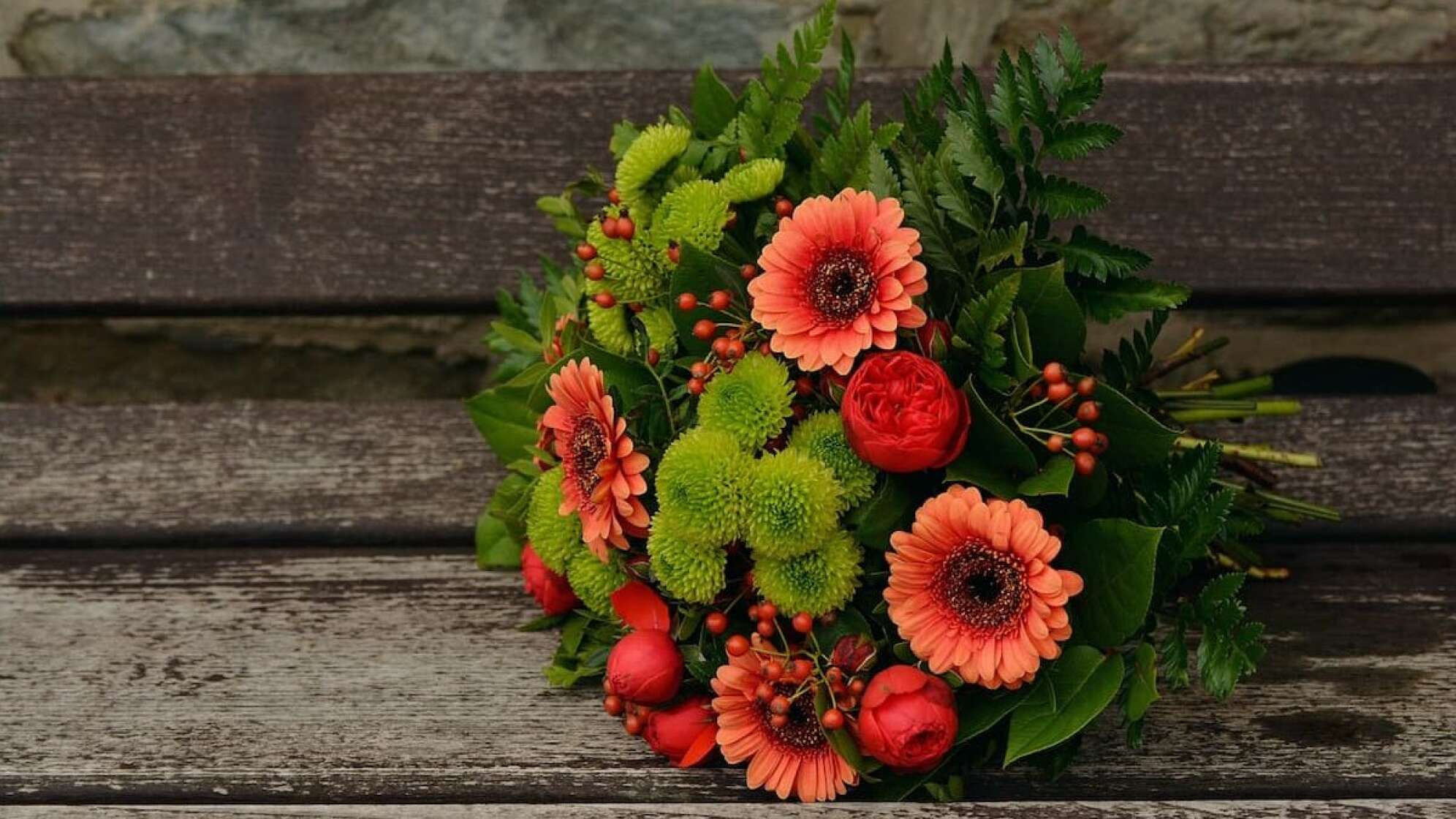 Ein Blumenstrauß auf einer Holzbank