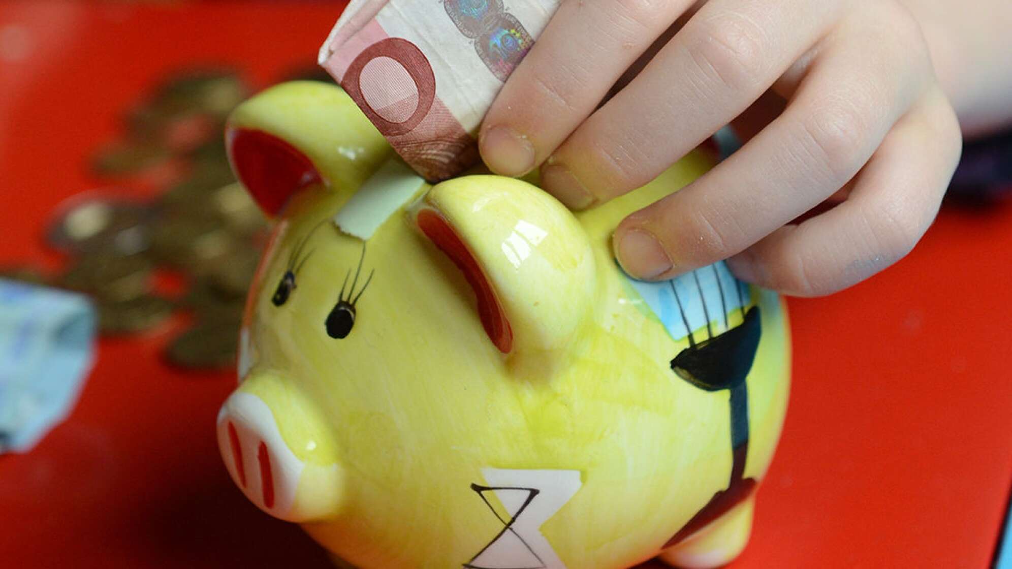 10 Euro Schein in Sparschwein