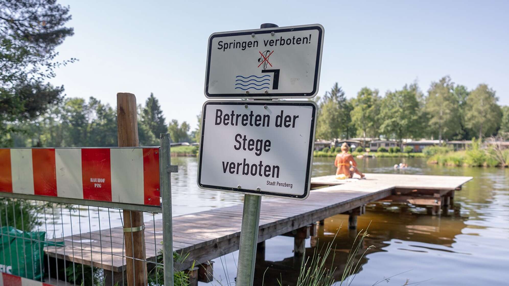Ein Badesteg an einem See