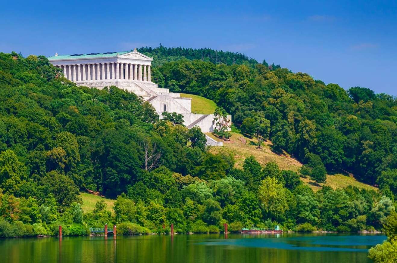Griechischer Tempel namens Walhalla in der Nähe von Regensburg