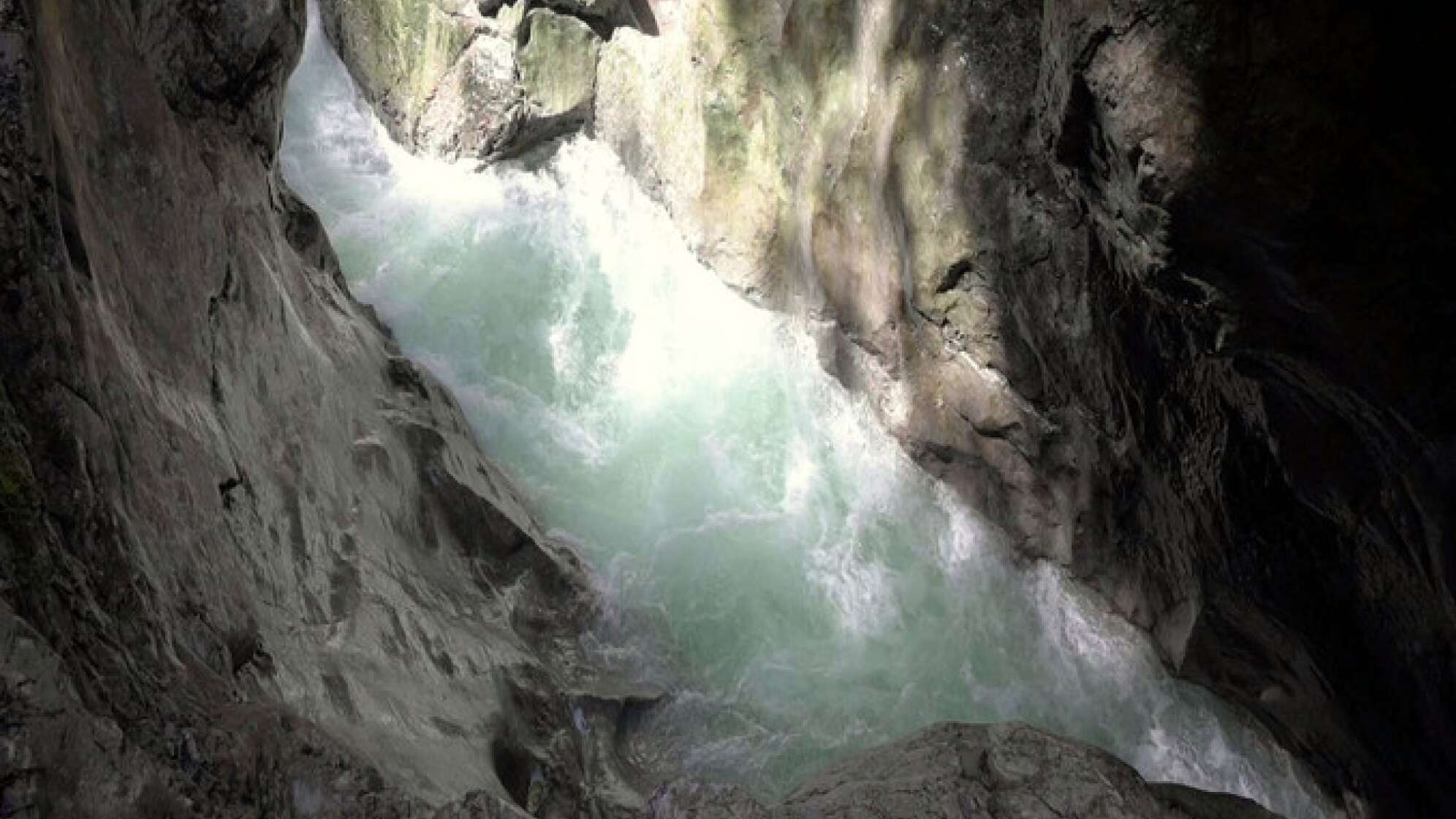 Felsen, zwischen dem tosenden Wasser