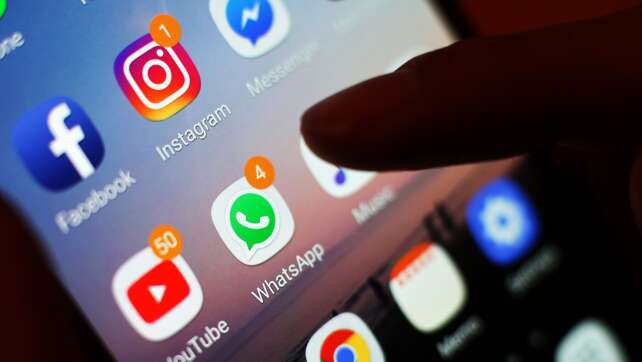 "Enkeltrick" und Paket-SMS: Dreister Betrug über WhatsApp und SMS
