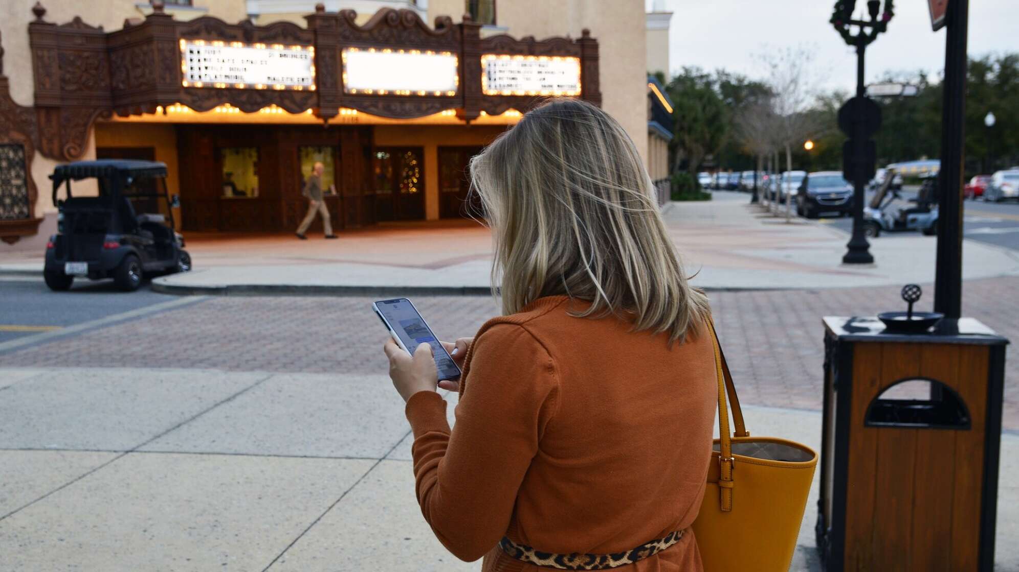 Eine Frau, die auf ihr Smartphone blickt