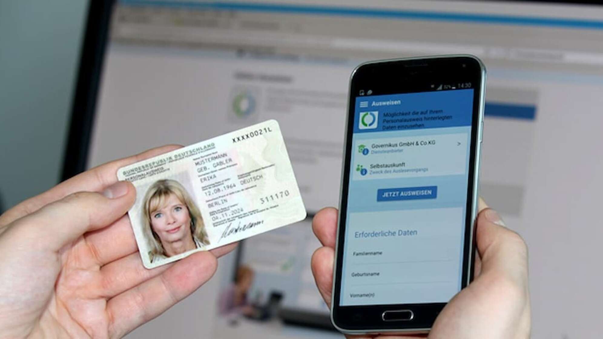 Ein Personalausweis und ein Handy mit einer App