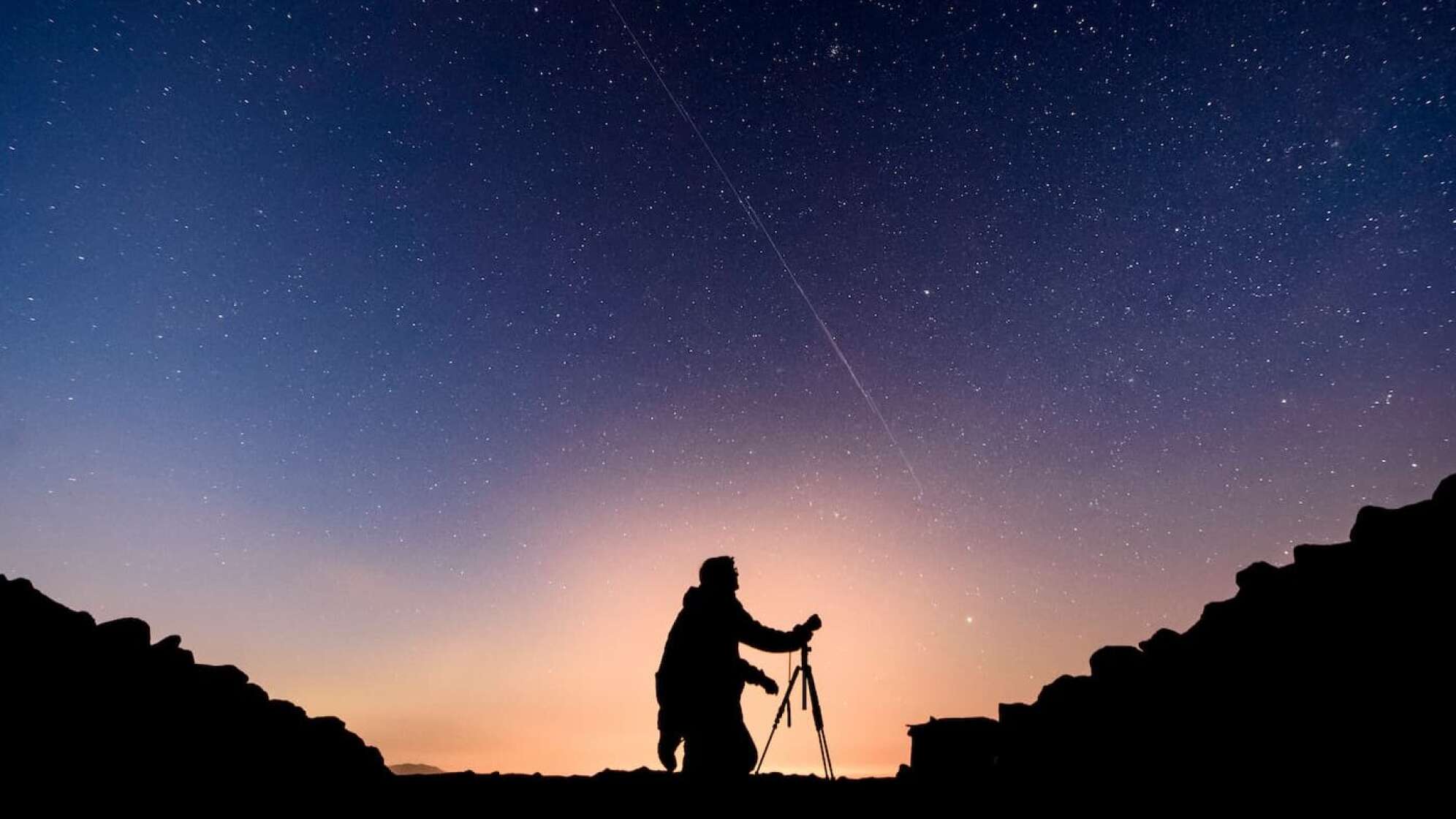 Ein Sternenhimmel mit Sternschnuppen