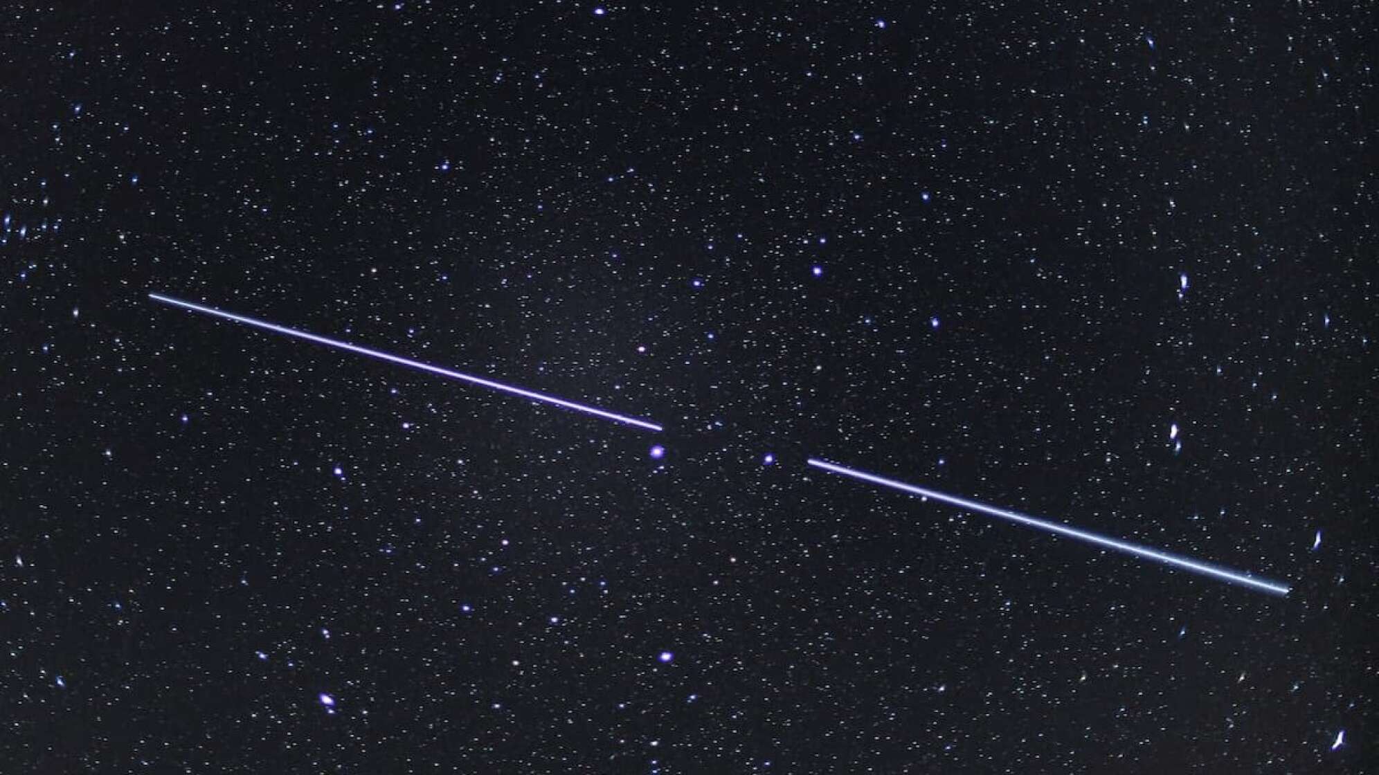 Eine Lichterkette im Sternehimmel
